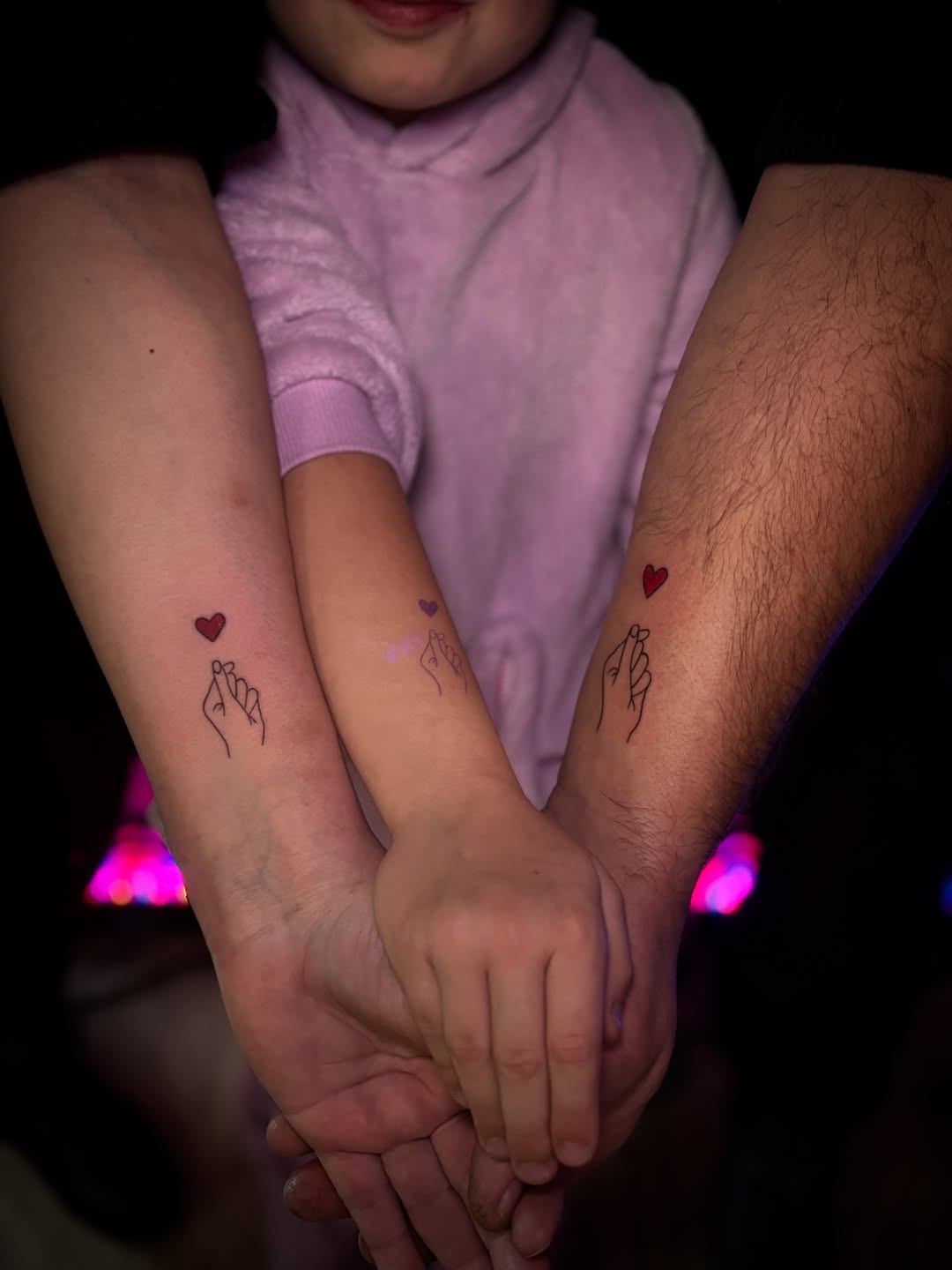 Tatuaż: serce · ręka. Wykonał Kiziorsky Tattoo - Tatuaż i Piercing - Kraków (Kraków). Otwórz zdjęcie w profilu.