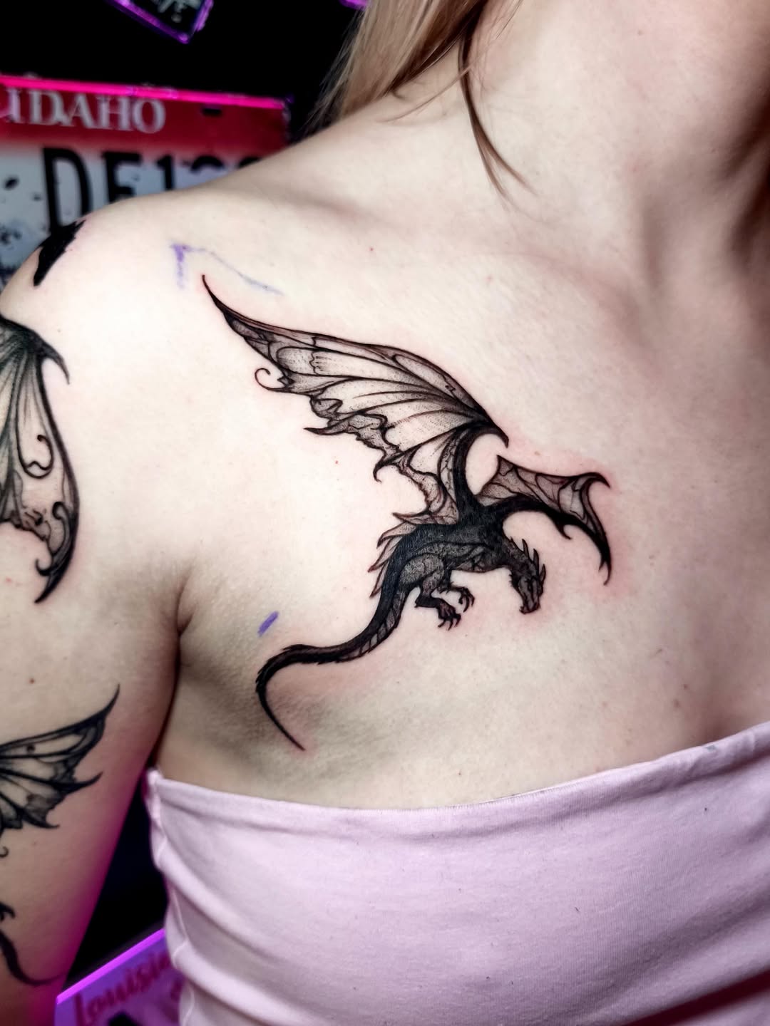 Tatuaż: smok · stworzenie mityczne. Wykonał Kiziorsky Tattoo - Tatuaż i Piercing - Kraków (Kraków). Otwórz zdjęcie w profilu.