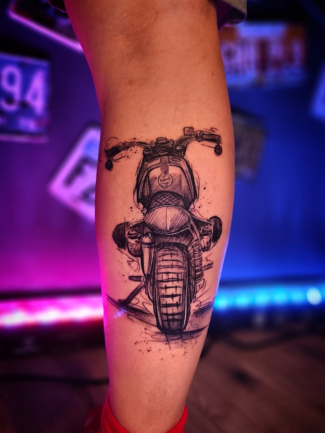 Tatuaż: motocykl · pojazd. Wykonał Kiziorsky Tattoo - Tatuaż i Piercing - Kraków (Kraków). Otwórz zdjęcie w profilu.