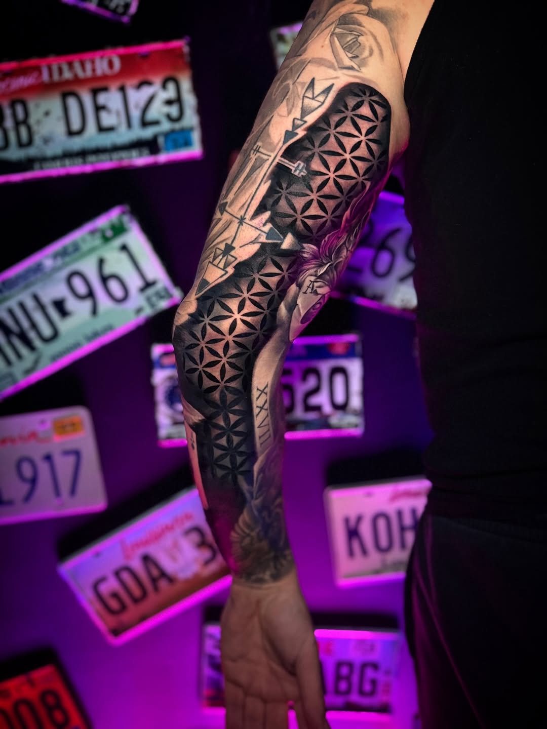 Tatuaż: wzór geometryczny · kwiatek. Wykonał Kiziorsky Tattoo - Tatuaż i Piercing - Kraków (Kraków). Otwórz zdjęcie w profilu.