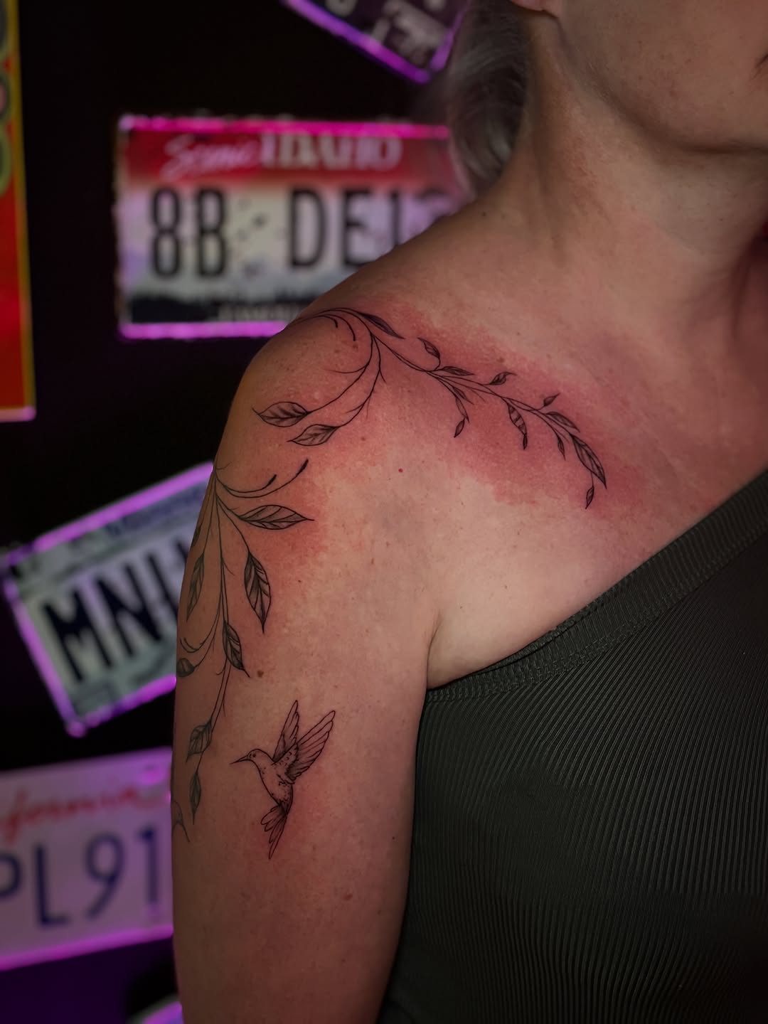 Tatuaż: koliber · gałąź. Wykonał Kiziorsky Tattoo - Tatuaż i Piercing - Kraków (Kraków). Otwórz zdjęcie w profilu.