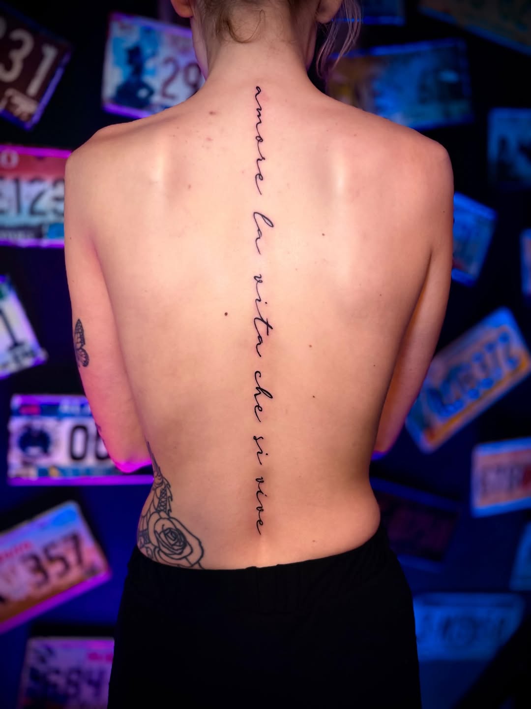 Tatuaż: napis · kwiat. Wykonał Kiziorsky Tattoo - Tatuaż i Piercing - Kraków (Kraków). Otwórz zdjęcie w profilu.