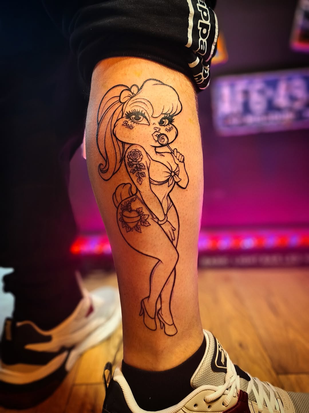 Tatuaż: kobieta · tatuaż. Wykonał Kiziorsky Tattoo - Tatuaż i Piercing - Kraków (Kraków). Otwórz zdjęcie w profilu.