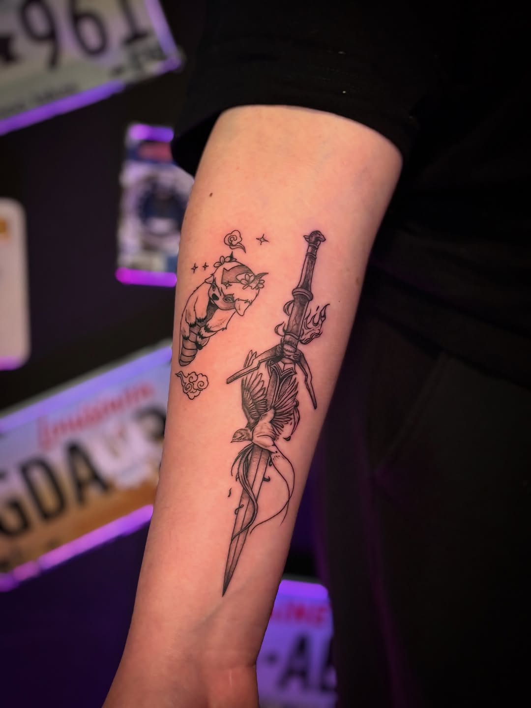 Tatuaż: kot · sztylet. Wykonał Kiziorsky Tattoo - Tatuaż i Piercing - Kraków (Kraków). Otwórz zdjęcie w profilu.