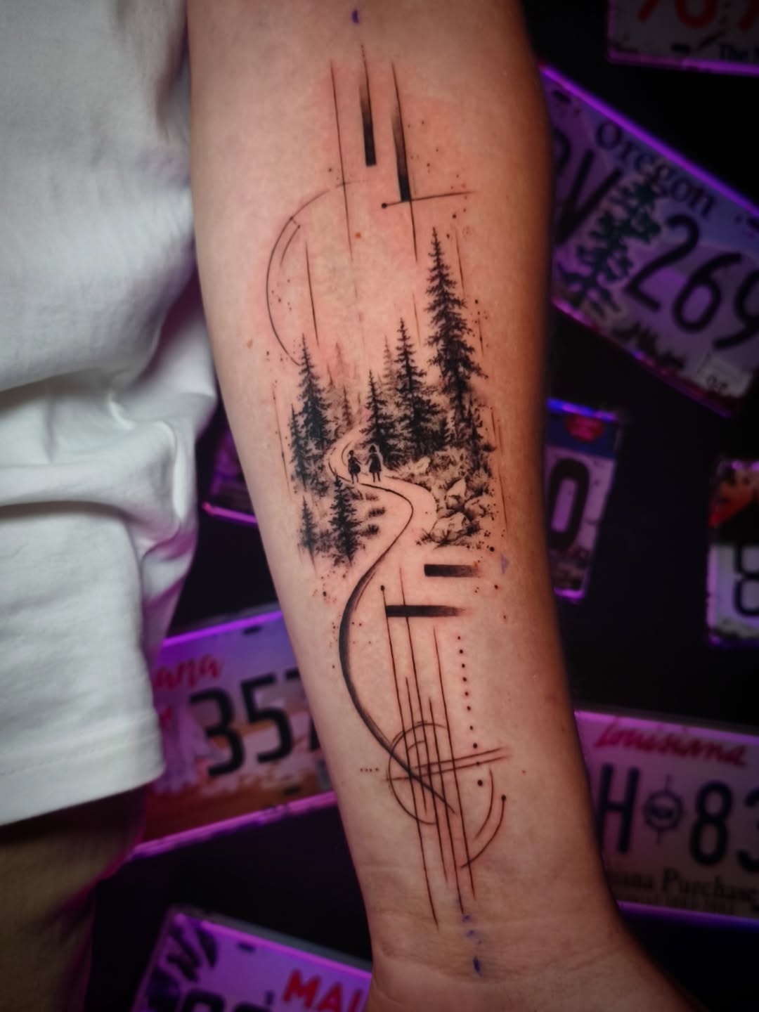 Tatuaż: las · droga. Wykonał Kiziorsky Tattoo - Tatuaż i Piercing - Kraków (Kraków). Otwórz zdjęcie w profilu.