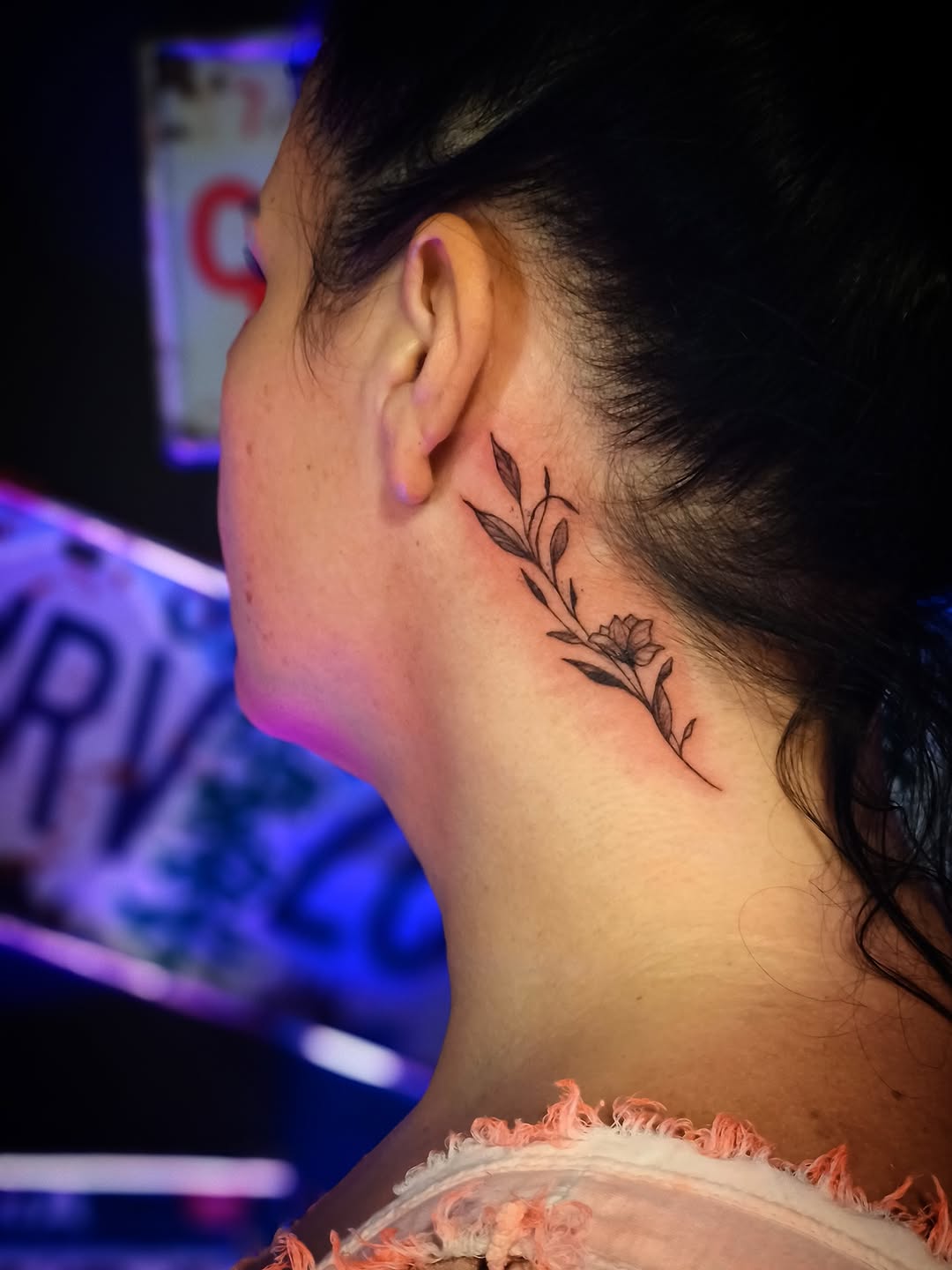 Tatuaż: kwiat · liść. Wykonał Kiziorsky Tattoo - Tatuaż i Piercing - Kraków (Kraków). Otwórz zdjęcie w profilu.