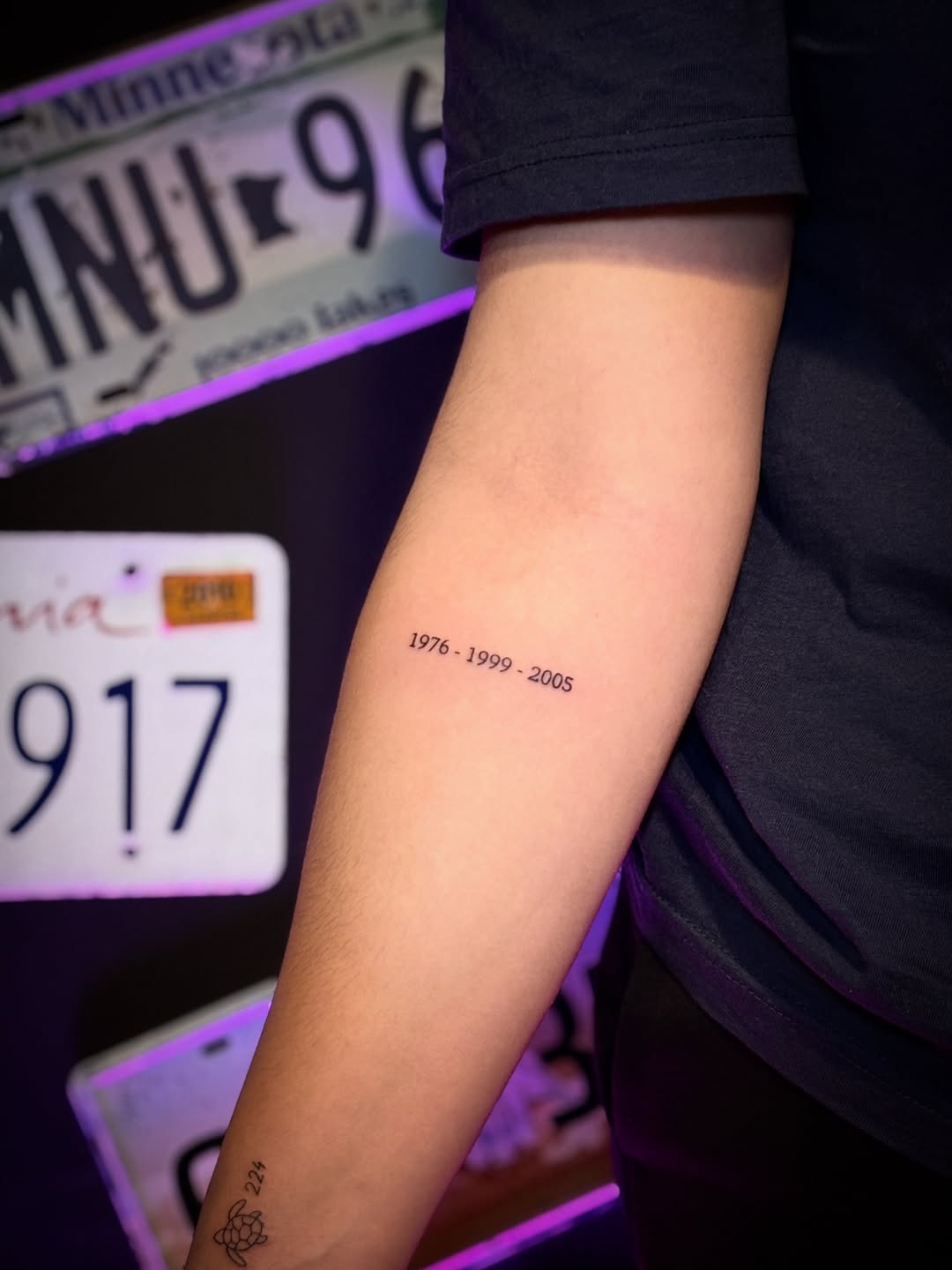 Tatuaż: napis · rok. Wykonał Kiziorsky Tattoo - Tatuaż i Piercing - Kraków (Kraków). Otwórz zdjęcie w profilu.