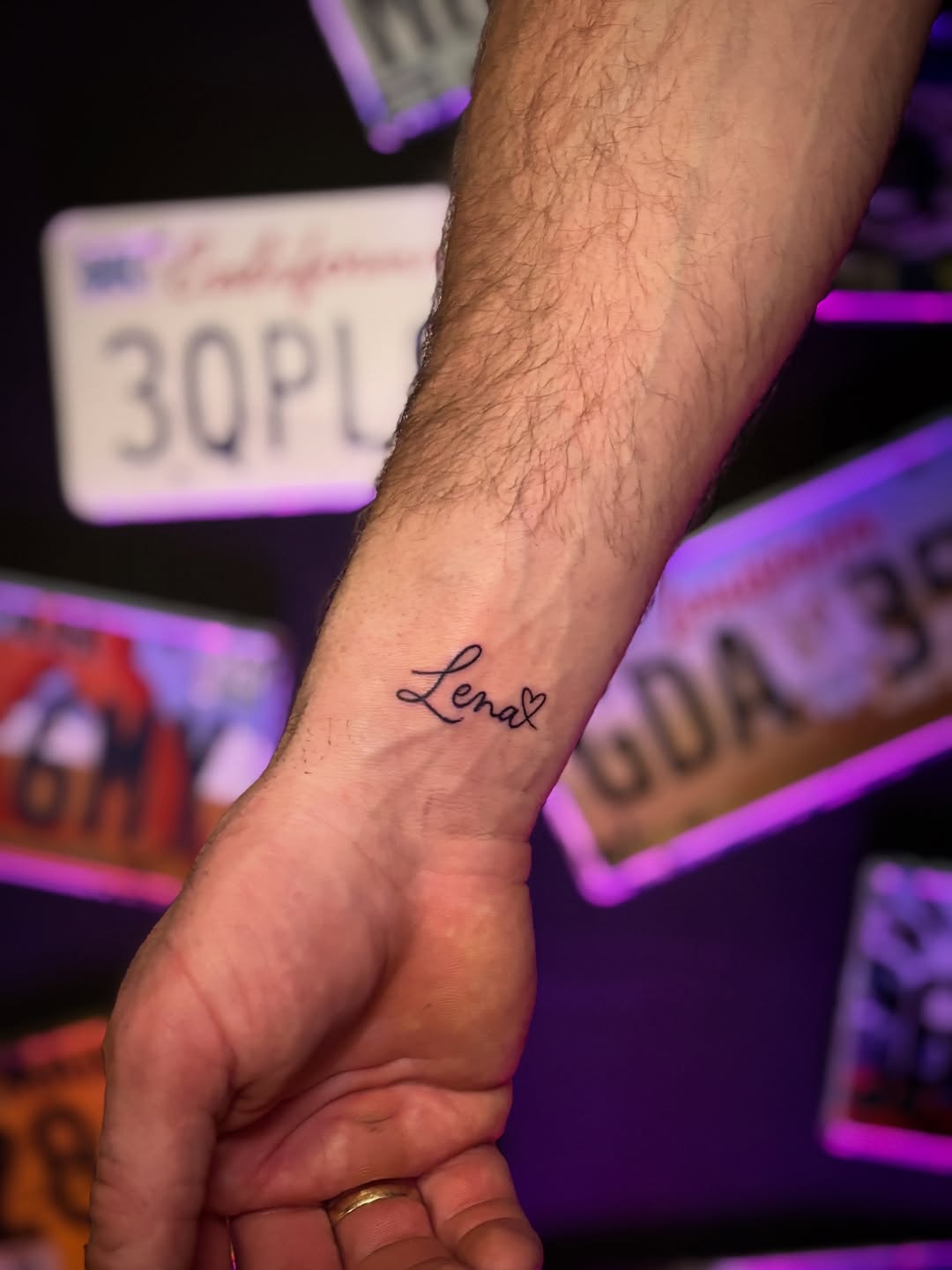 Tatuaż: napis · imię. Wykonał Kiziorsky Tattoo - Tatuaż i Piercing - Kraków (Kraków). Otwórz zdjęcie w profilu.