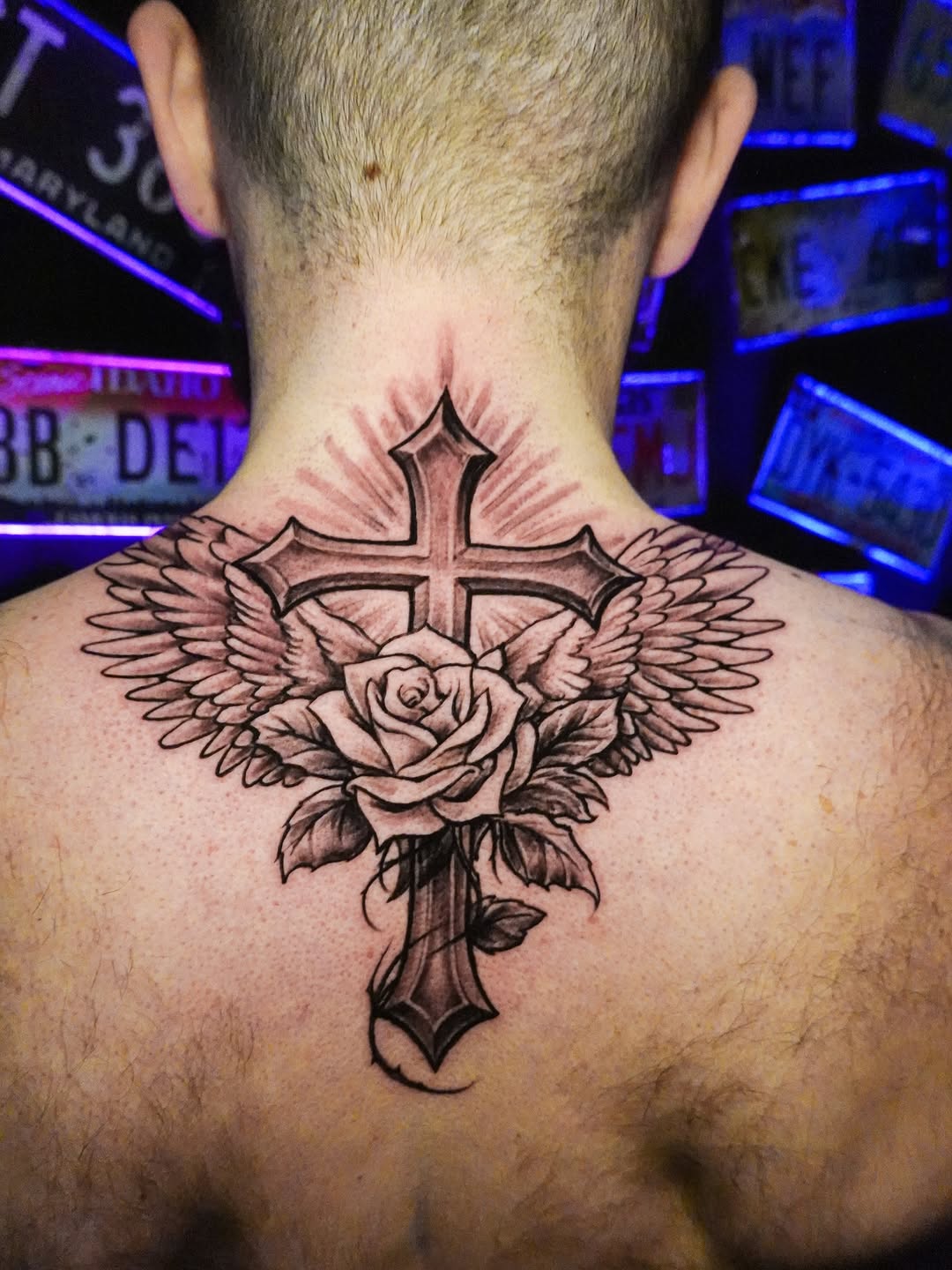 Tatuaż: krzyż · róża. Wykonał Kiziorsky Tattoo - Tatuaż i Piercing - Kraków (Kraków). Otwórz zdjęcie w profilu.