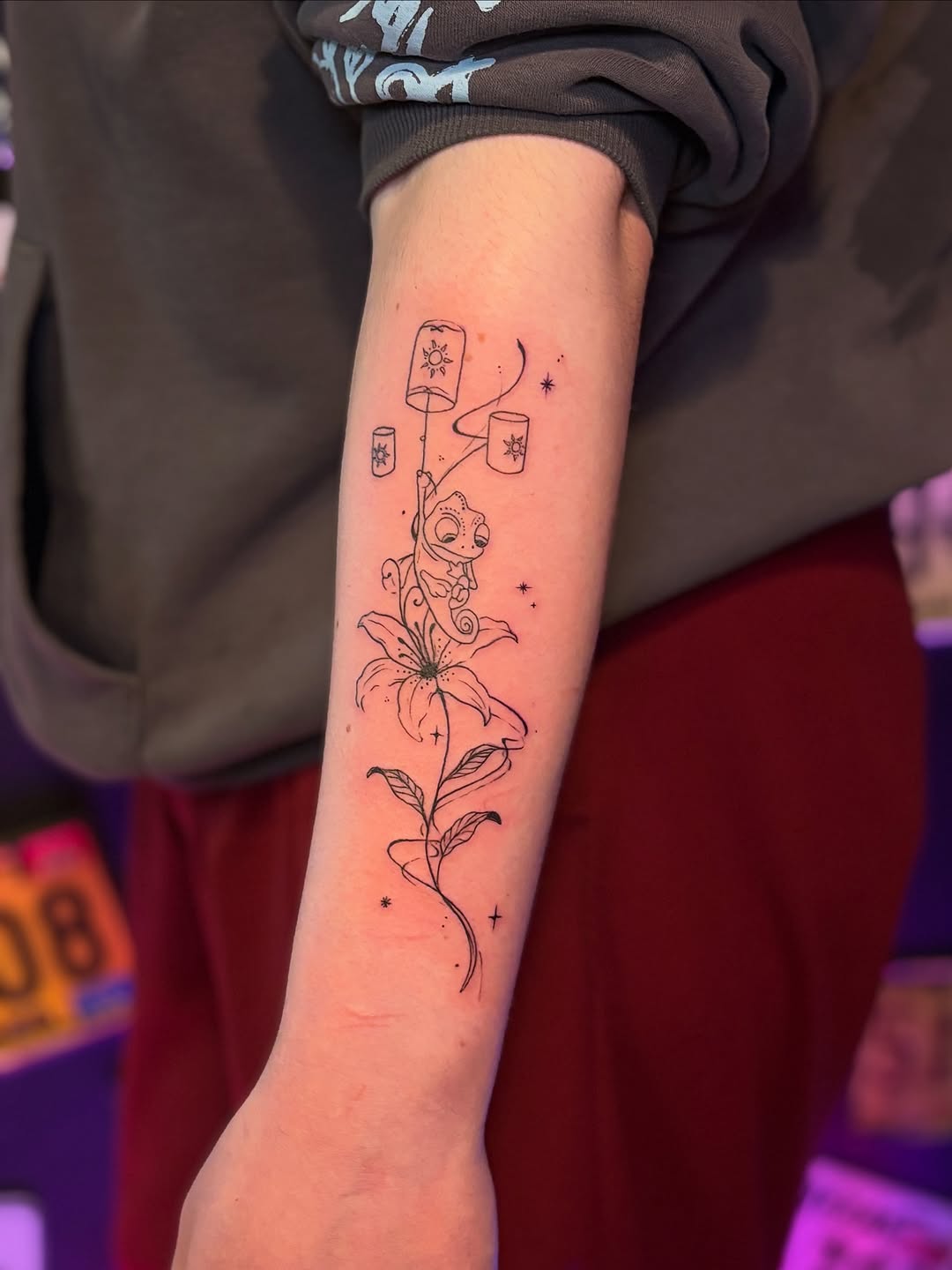 Tatuaż: kot · kwiat. Wykonał Kiziorsky Tattoo - Tatuaż i Piercing - Kraków (Kraków). Otwórz zdjęcie w profilu.