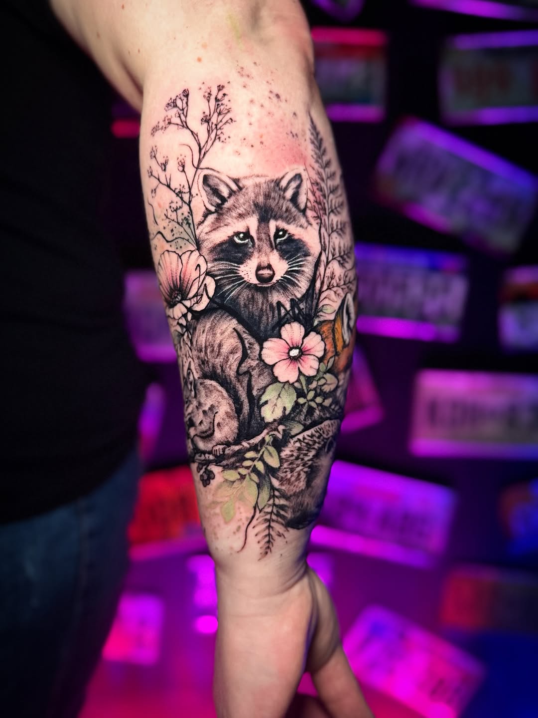 Tatuaż: raccoon · kwiatek. Wykonał Kiziorsky Tattoo - Tatuaż i Piercing - Kraków (Kraków). Otwórz zdjęcie w profilu.