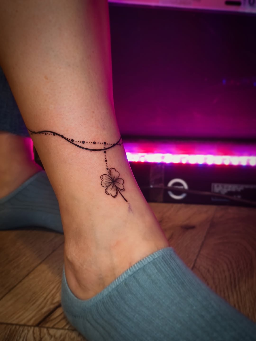 Tatuaż: koniczyna · roślina. Wykonał Kiziorsky Tattoo - Tatuaż i Piercing - Kraków (Kraków). Otwórz zdjęcie w profilu.