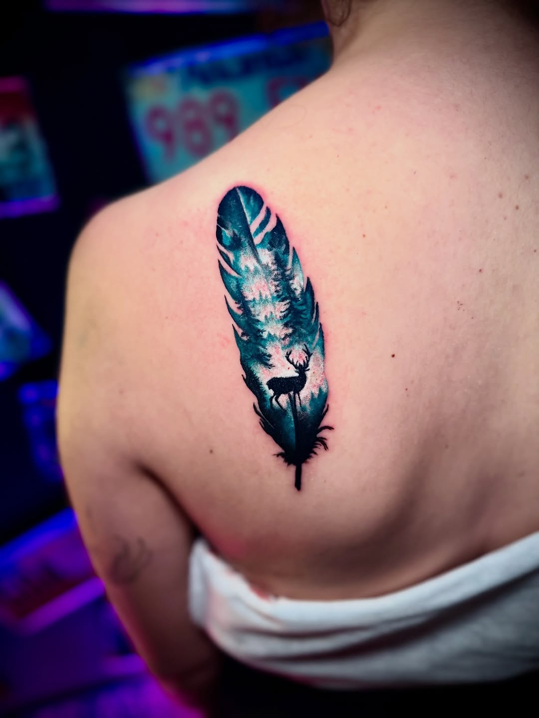 Tatuaż: pióro · jeleń. Wykonał Kiziorsky Tattoo - Tatuaż i Piercing - Kraków (Kraków). Otwórz zdjęcie w profilu.