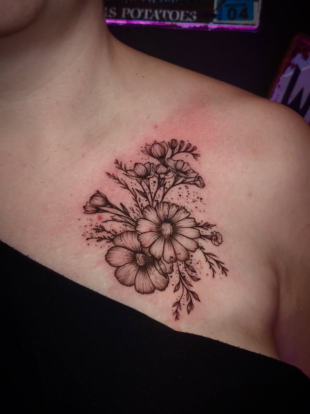 Tatuaż: kwiat · roślina. Wykonał Kiziorsky Tattoo - Tatuaż i Piercing - Kraków (Kraków). Otwórz zdjęcie w profilu.