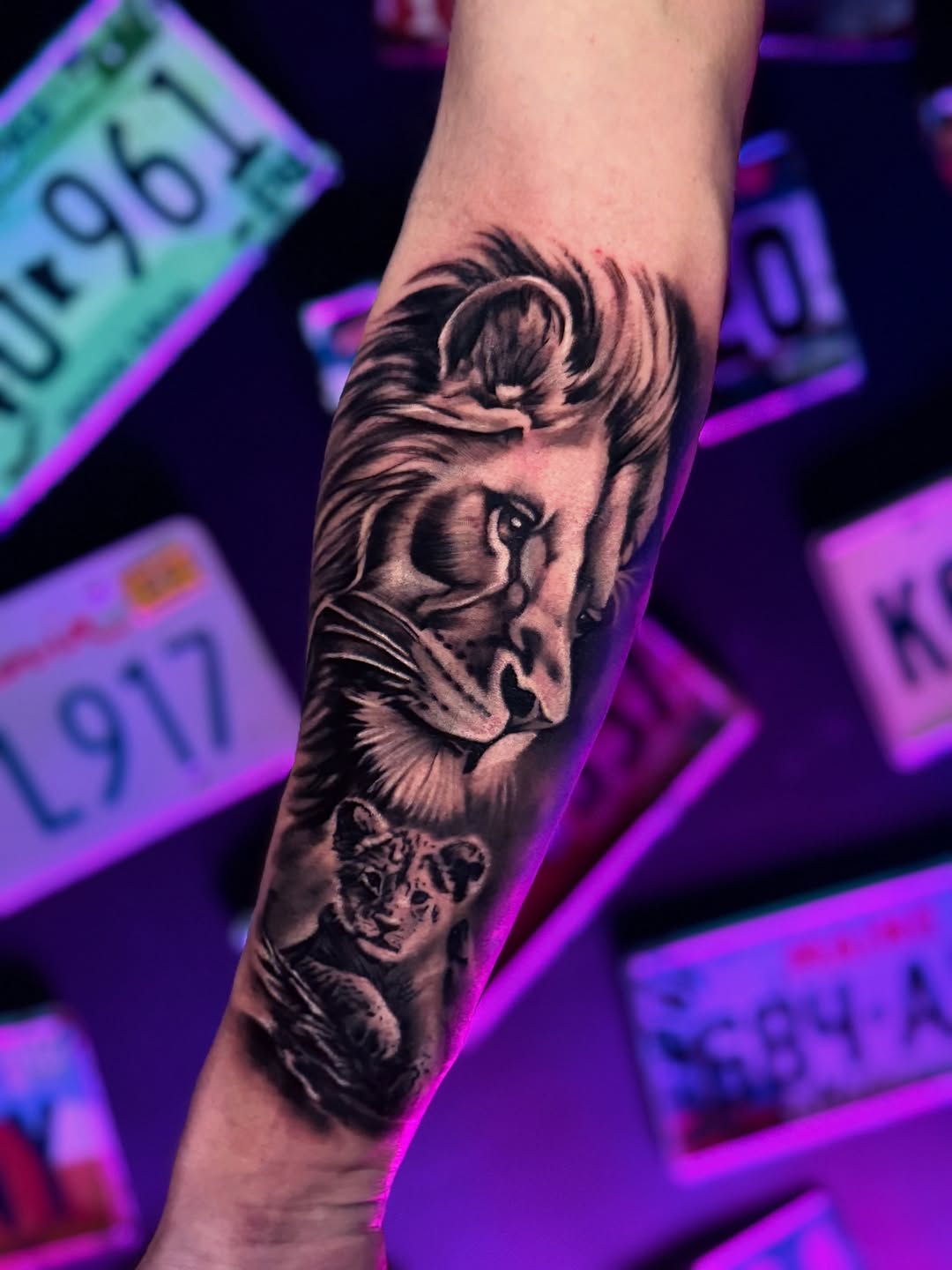 Tatuaż: lew · mały lew. Wykonał Kiziorsky Tattoo - Tatuaż i Piercing - Kraków (Kraków). Otwórz zdjęcie w profilu.