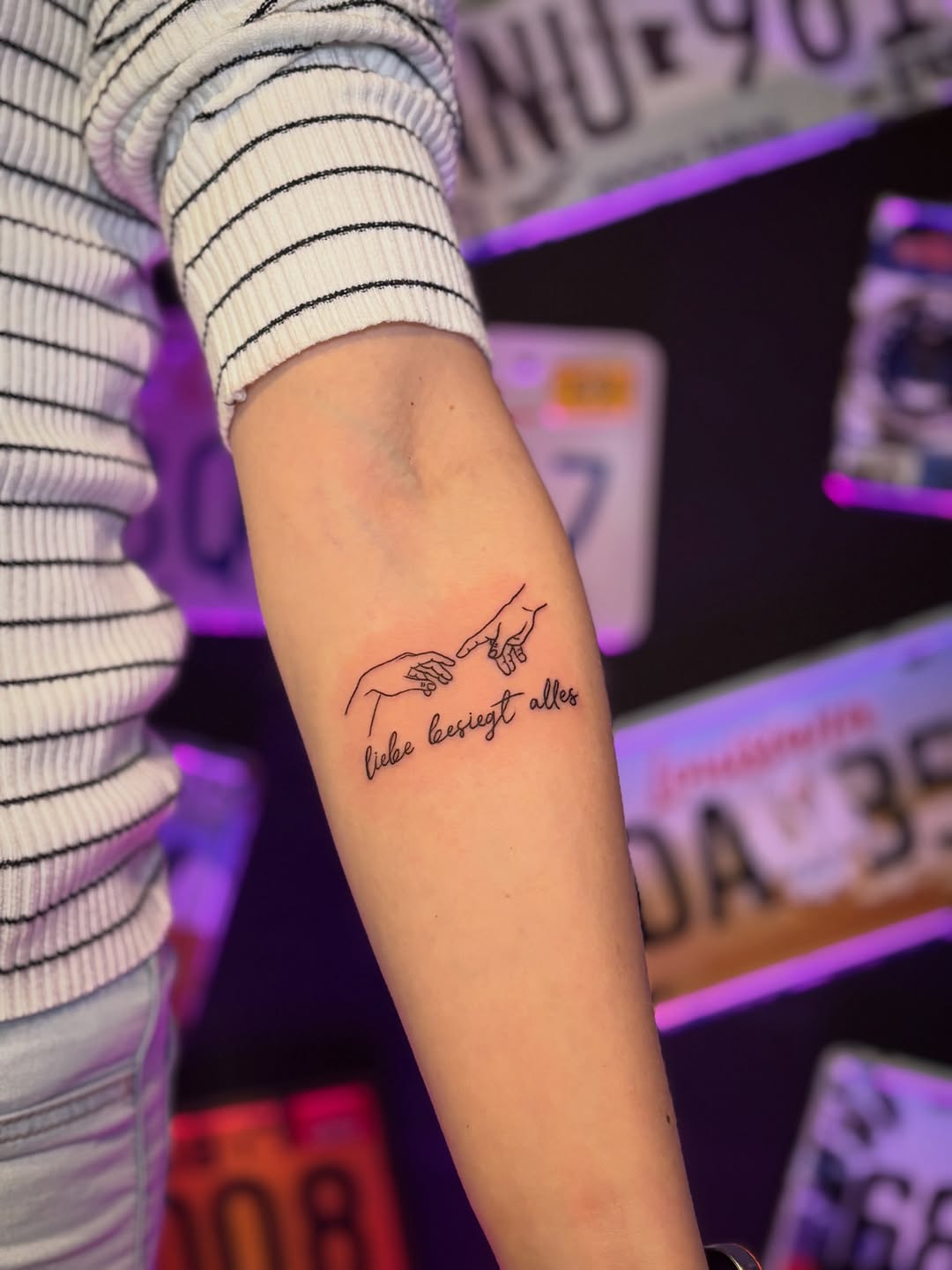 Tatuaż: ręce · napis. Wykonał Kiziorsky Tattoo - Tatuaż i Piercing - Kraków (Kraków). Otwórz zdjęcie w profilu.