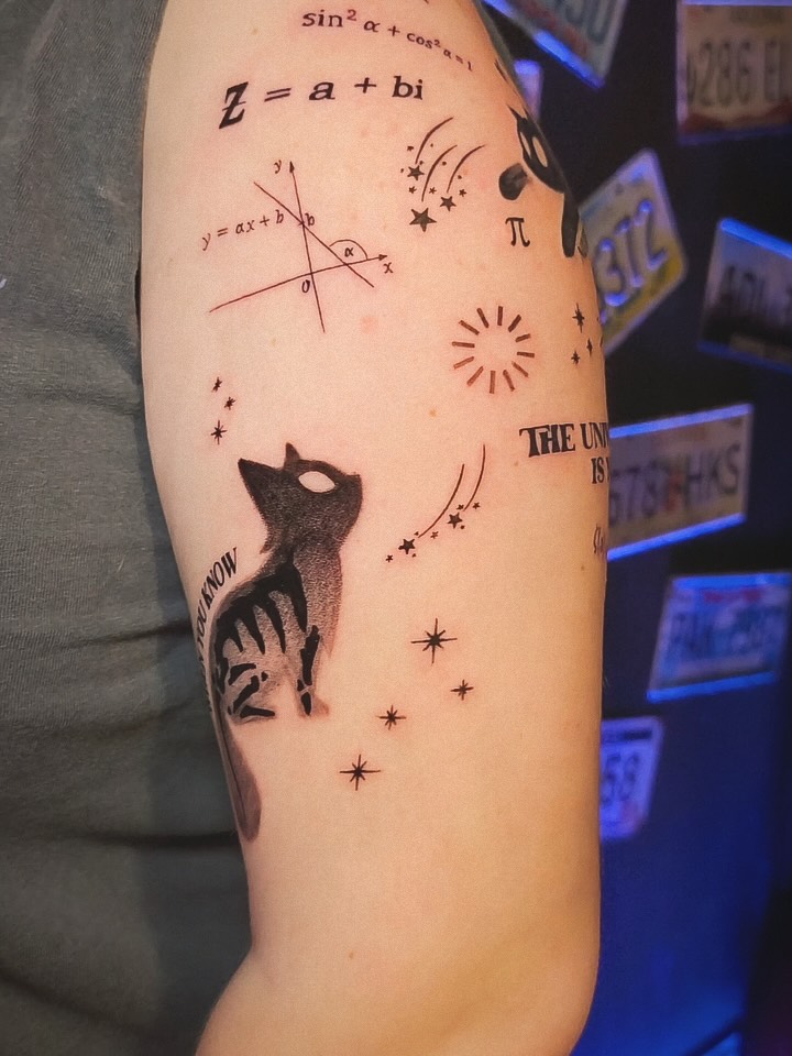 Tatuaż: kot · gwiazdy. Wykonał Kiziorsky Tattoo - Tatuaż i Piercing - Kraków (Kraków). Otwórz zdjęcie w profilu.