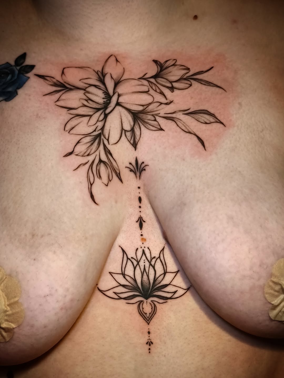 Tatuaż: kwiat · lilia wodna. Wykonał Kiziorsky Tattoo - Tatuaż i Piercing - Kraków (Kraków). Otwórz zdjęcie w profilu.