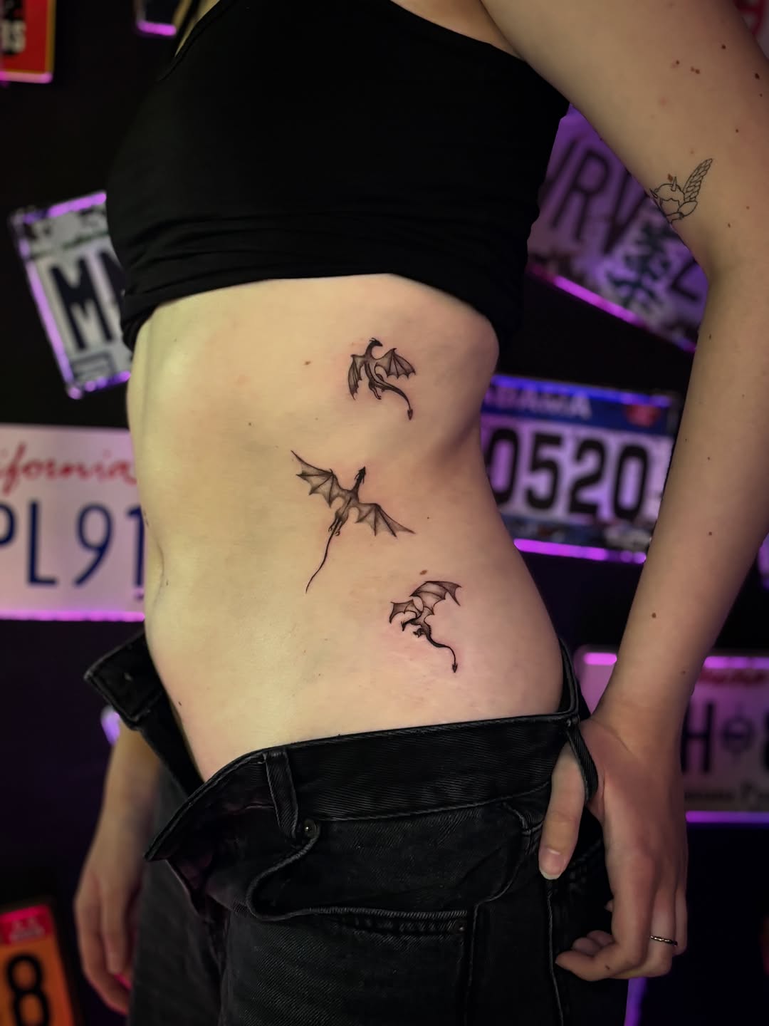 Tatuaż: smok · stworzenie mityczne. Wykonał Kiziorsky Tattoo - Tatuaż i Piercing - Kraków (Kraków). Otwórz zdjęcie w profilu.