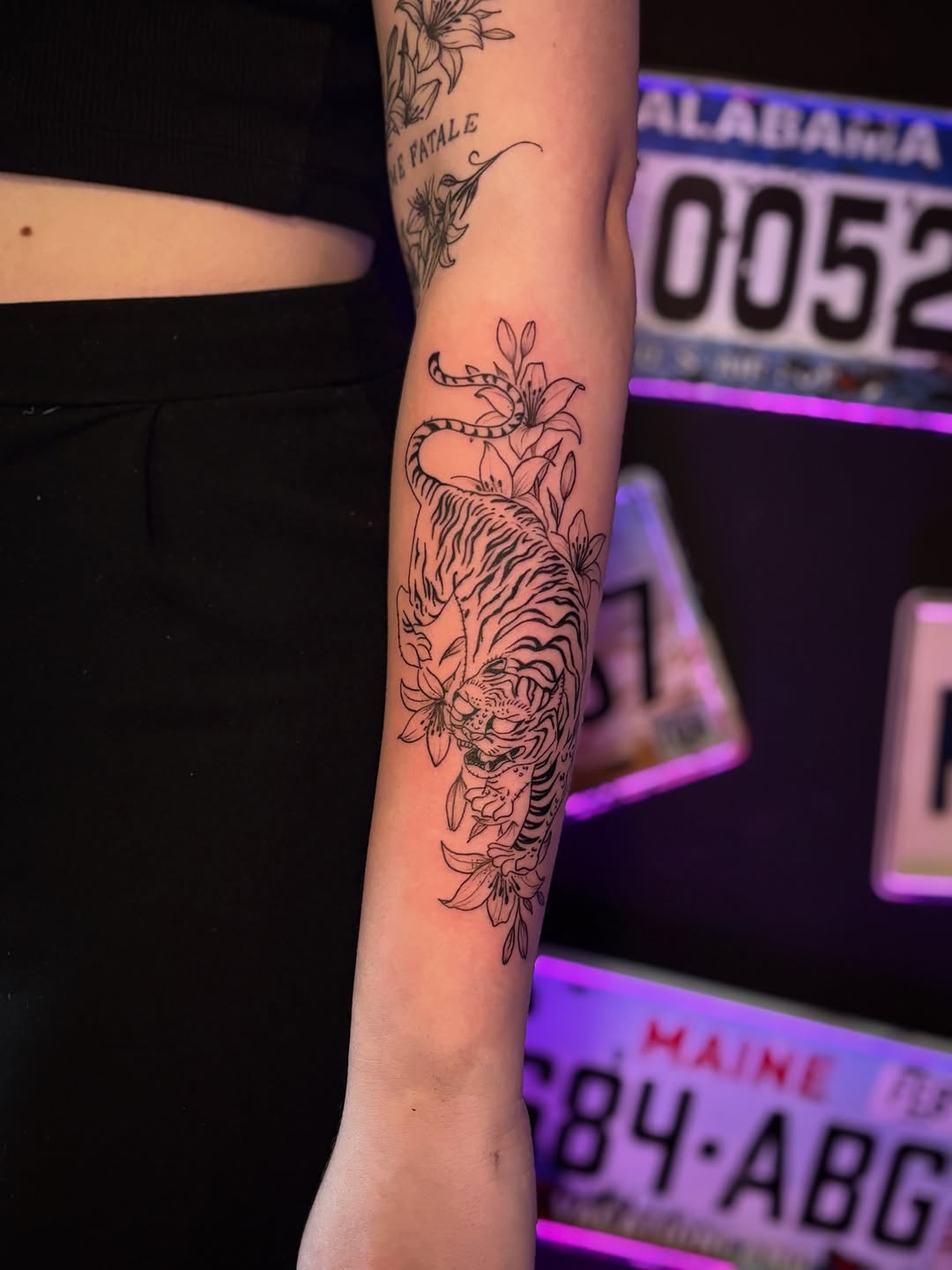 Tatuaż: tygrys · kwiat. Wykonał Kiziorsky Tattoo - Tatuaż i Piercing - Kraków (Kraków). Otwórz zdjęcie w profilu.