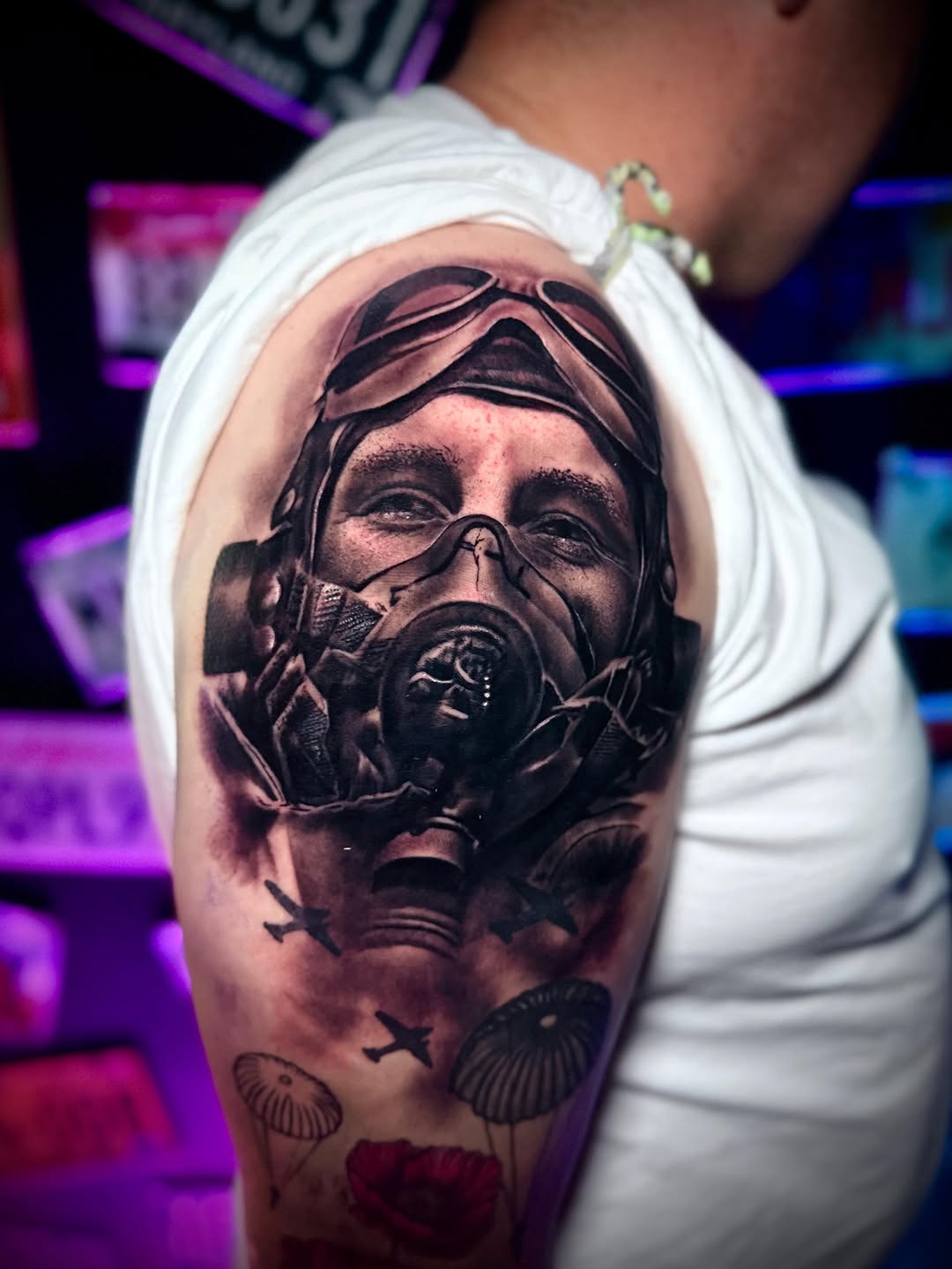 Tatuaż: człowiek · maski gazowe. Wykonał Kiziorsky Tattoo - Tatuaż i Piercing - Kraków (Kraków). Otwórz zdjęcie w profilu.