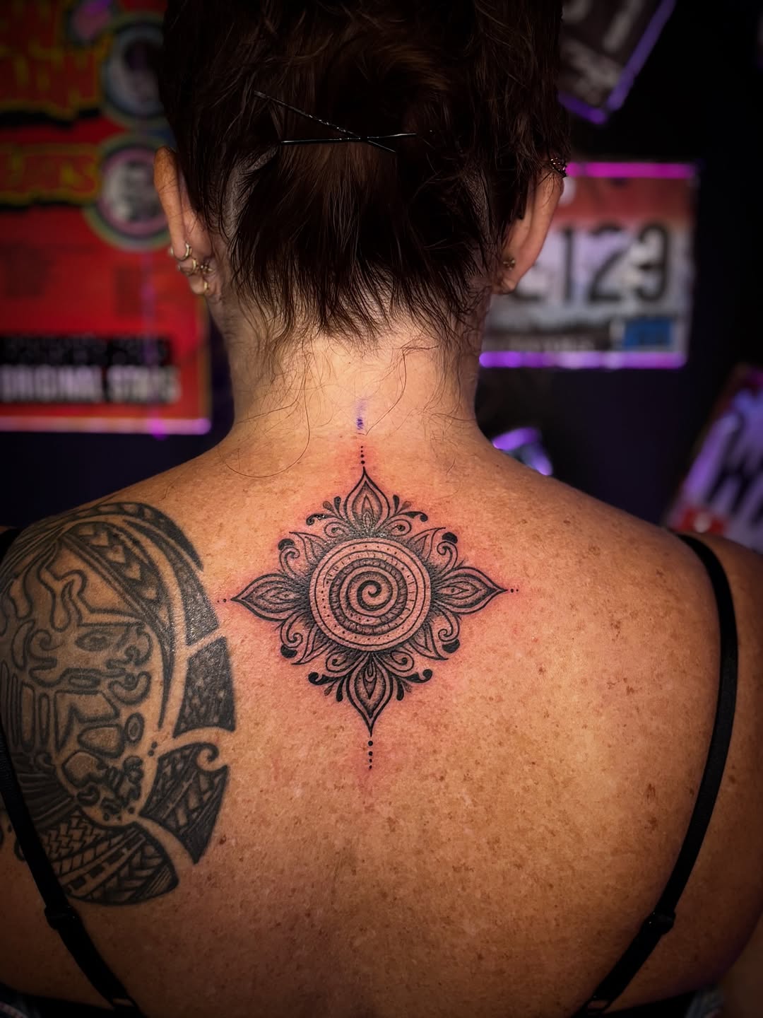 Tatuaż: symbol · spirala. Wykonał Kiziorsky Tattoo - Tatuaż i Piercing - Kraków (Kraków). Otwórz zdjęcie w profilu.