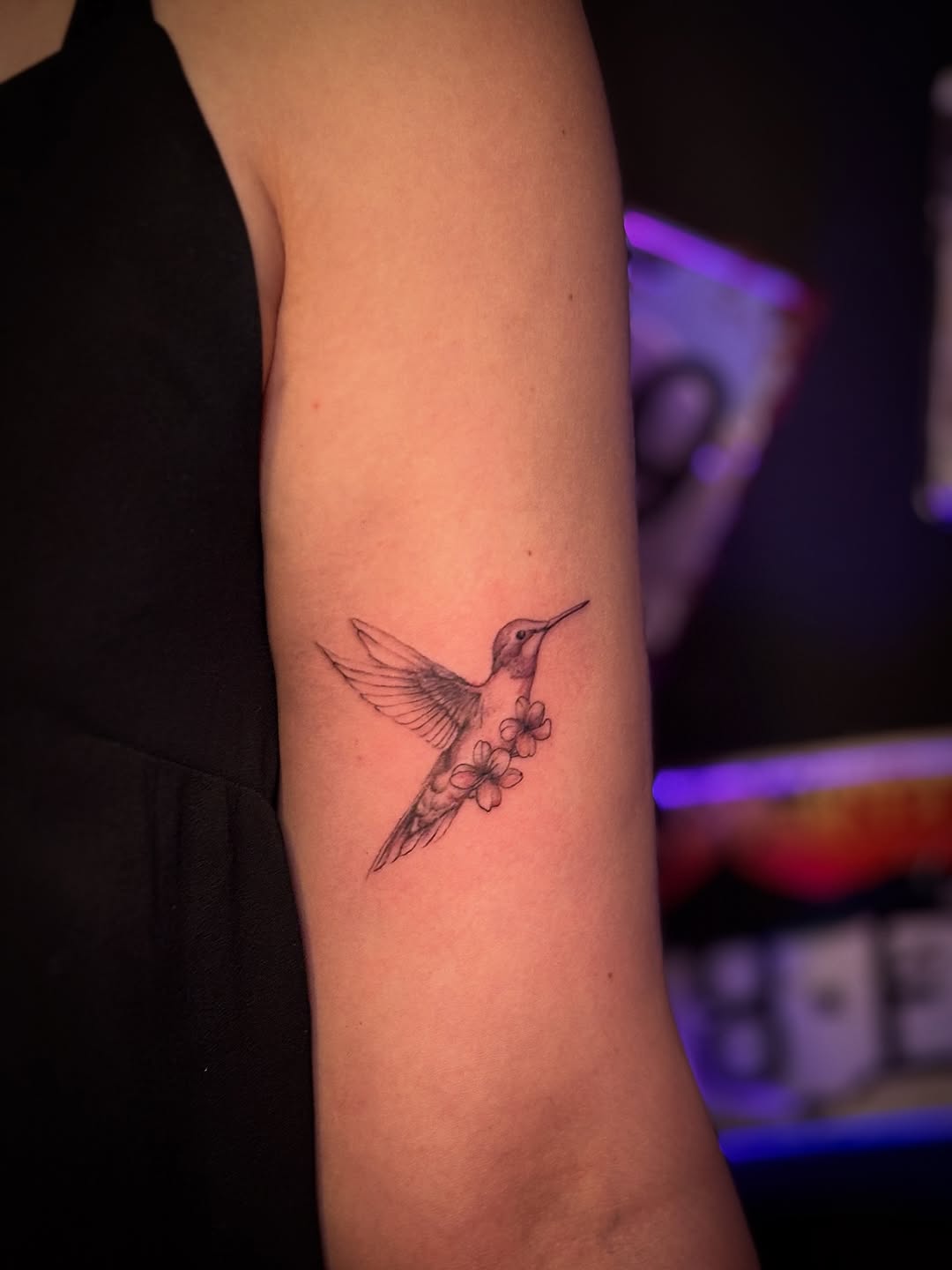 Tatuaż: koliber · kwiatek. Wykonał Kiziorsky Tattoo - Tatuaż i Piercing - Kraków (Kraków). Otwórz zdjęcie w profilu.