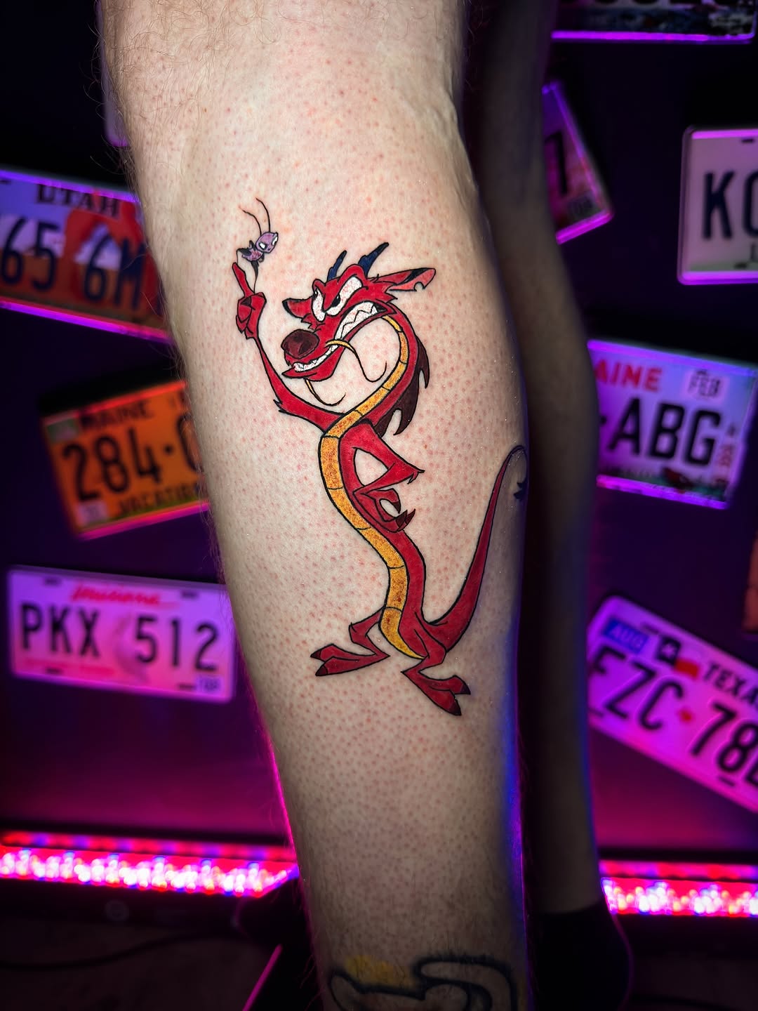 Tatuaż: smok · postać z kreskówki. Wykonał Kiziorsky Tattoo - Tatuaż i Piercing - Kraków (Kraków). Otwórz zdjęcie w profilu.