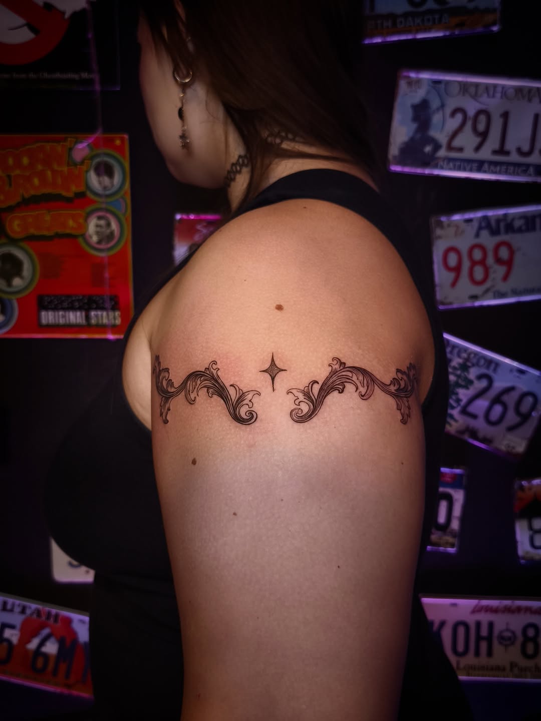 Tatuaż: ornament · gwiazda. Wykonał Kiziorsky Tattoo - Tatuaż i Piercing - Kraków (Kraków). Otwórz zdjęcie w profilu.