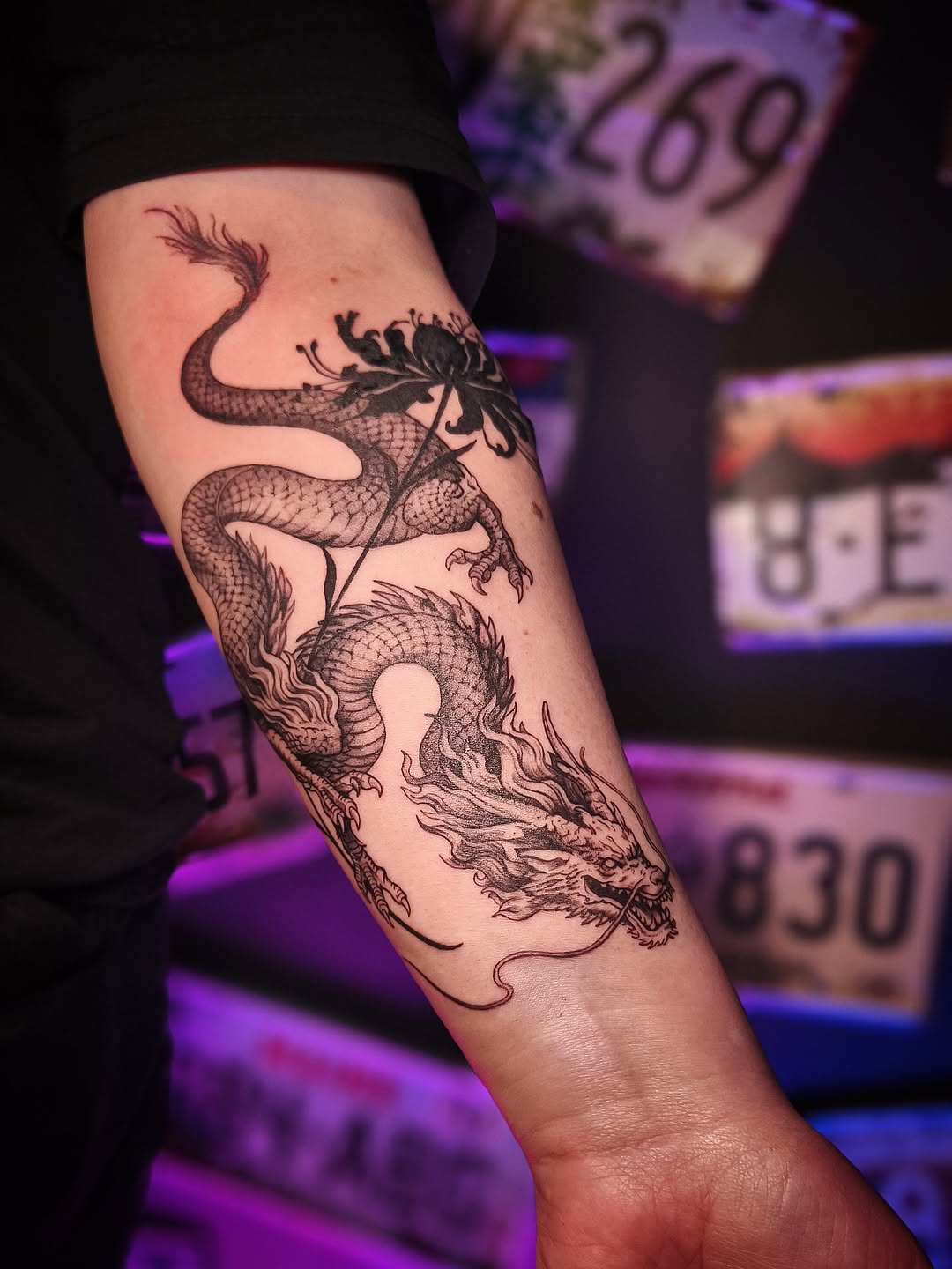 Tatuaż: smok · roślina. Wykonał Kiziorsky Tattoo - Tatuaż i Piercing - Kraków (Kraków). Otwórz zdjęcie w profilu.