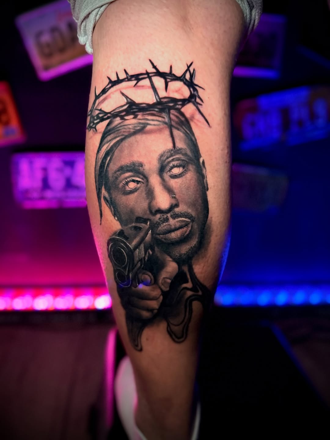 Tatuaż: portret · broń. Wykonał Kiziorsky Tattoo - Tatuaż i Piercing - Kraków (Kraków). Otwórz zdjęcie w profilu.