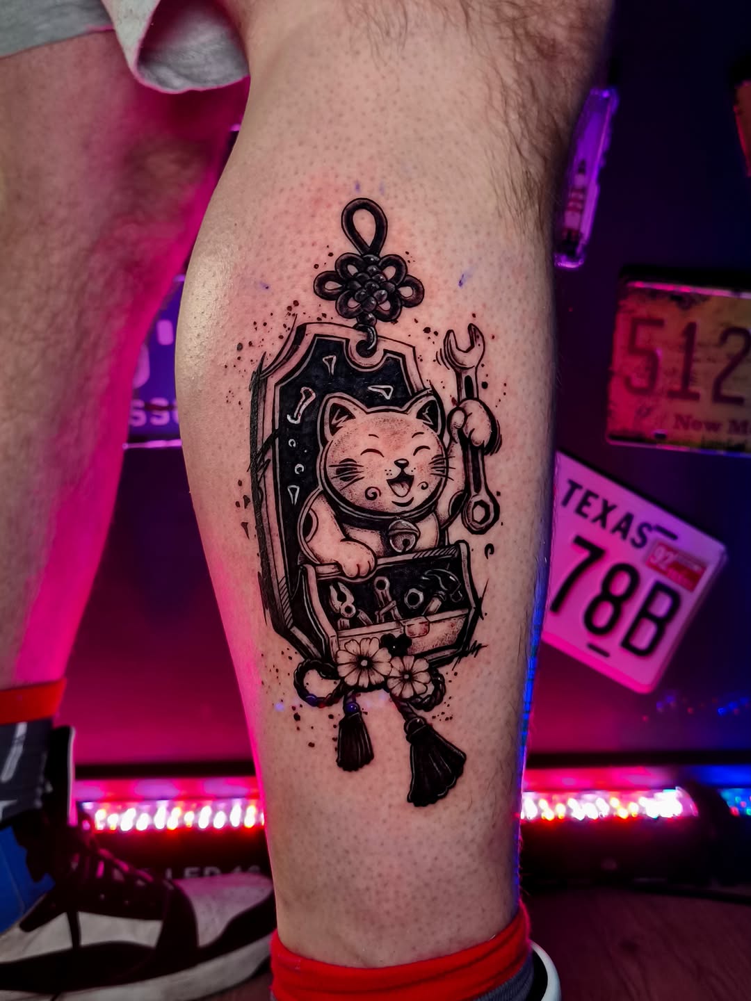 Tatuaż: kot · pudełko. Wykonał Kiziorsky Tattoo - Tatuaż i Piercing - Kraków (Kraków). Otwórz zdjęcie w profilu.