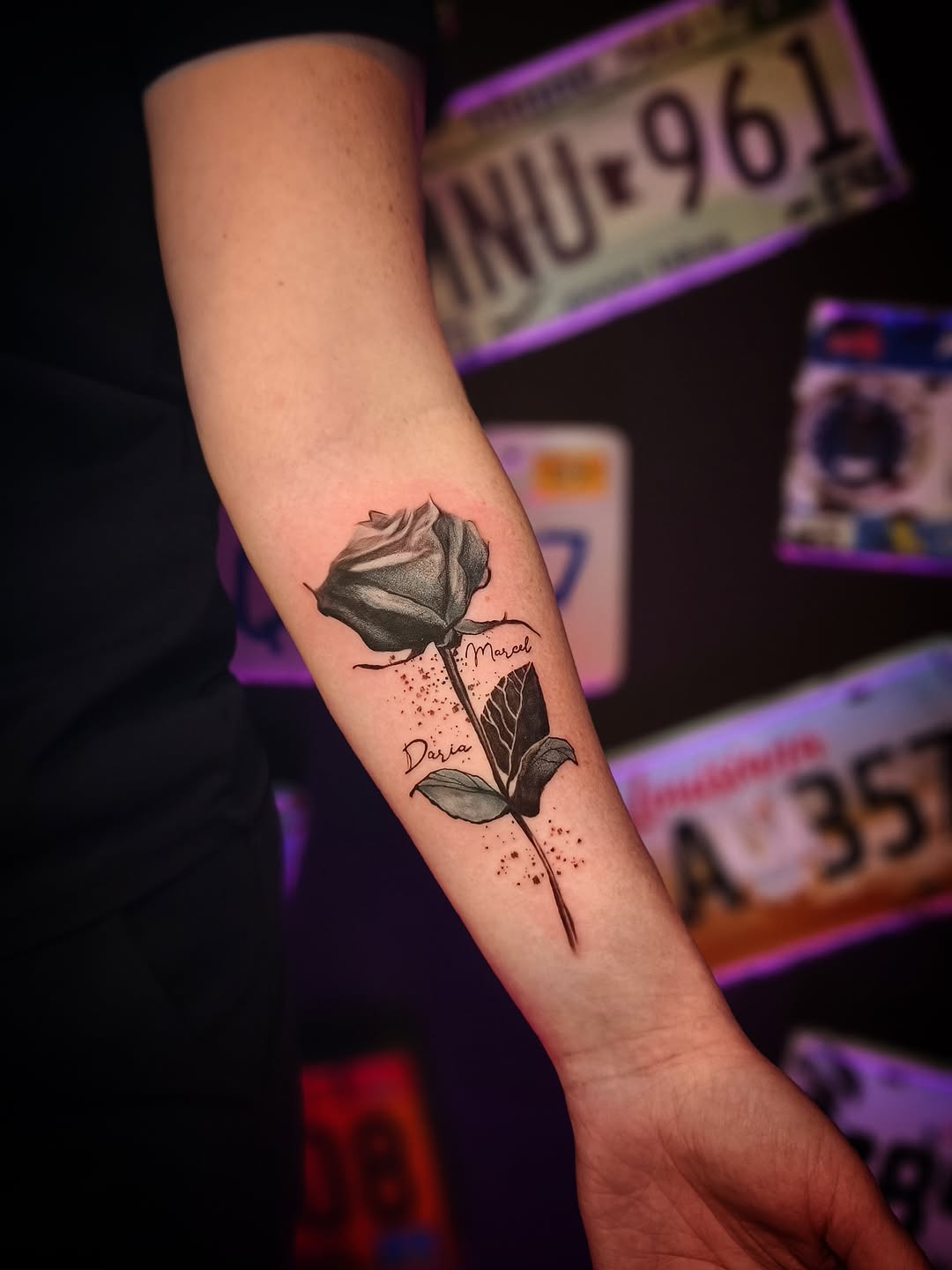 Tatuaż: róża · kwiatek. Wykonał Kiziorsky Tattoo - Tatuaż i Piercing - Kraków (Kraków). Otwórz zdjęcie w profilu.