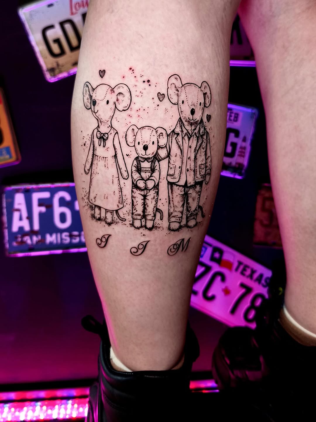 Tatuaż: mysz · rodzina. Wykonał Kiziorsky Tattoo - Tatuaż i Piercing - Kraków (Kraków). Otwórz zdjęcie w profilu.