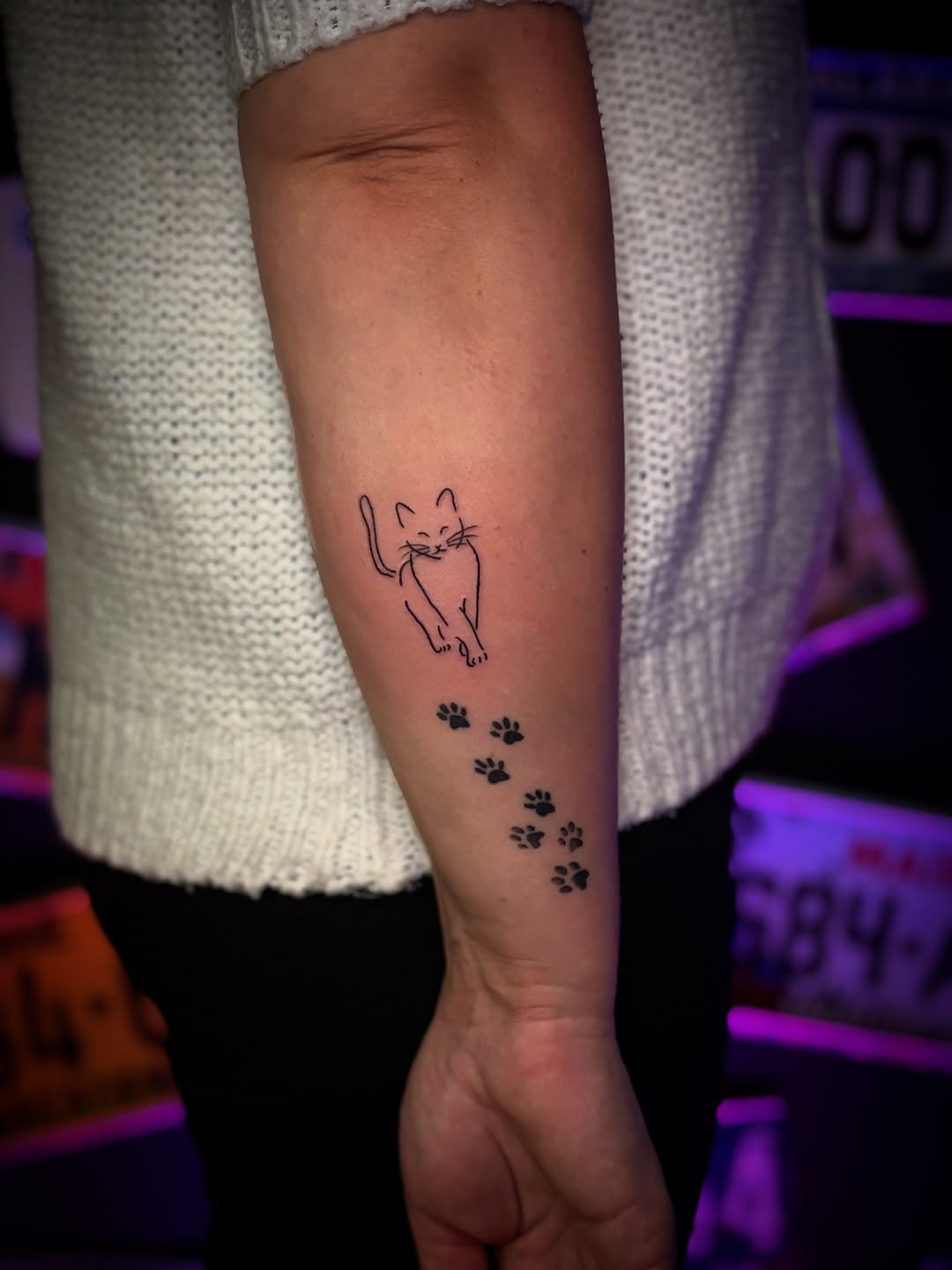 Tatuaż: kot · ślady. Wykonał Kiziorsky Tattoo - Tatuaż i Piercing - Kraków (Kraków). Otwórz zdjęcie w profilu.
