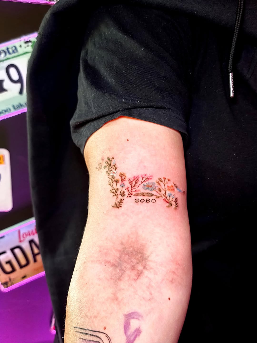Tatuaż: kwiaty · napis. Wykonał Kiziorsky Tattoo - Tatuaż i Piercing - Kraków (Kraków). Otwórz zdjęcie w profilu.