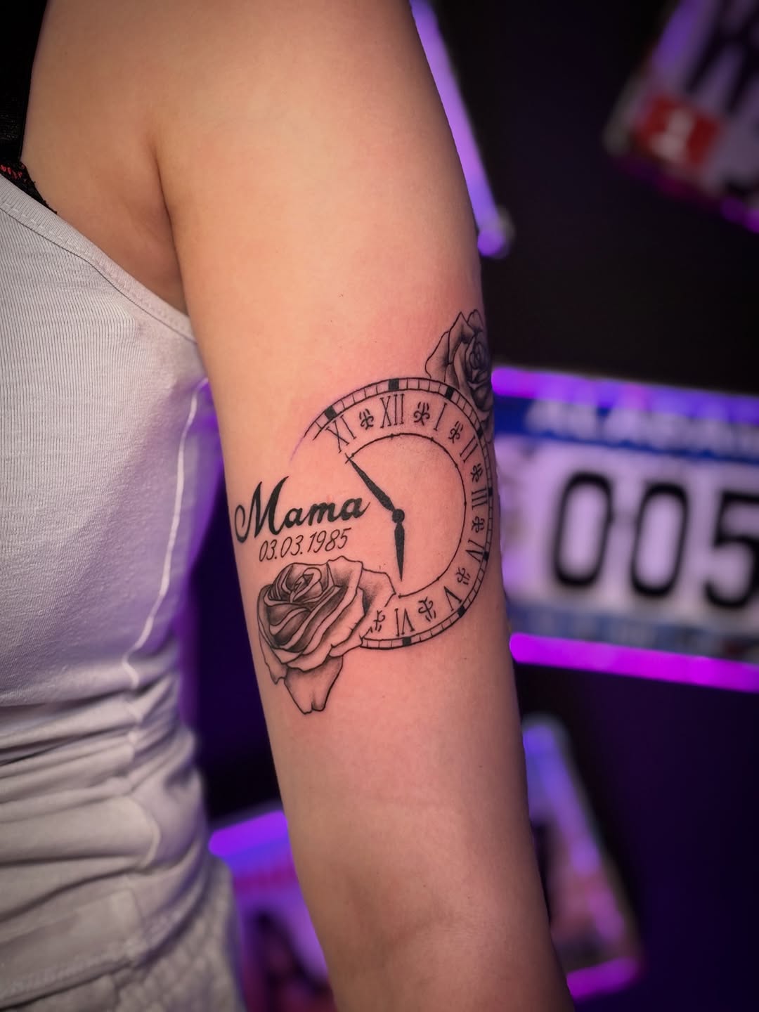 Tatuaż: róża · zegarek. Wykonał Kiziorsky Tattoo - Tatuaż i Piercing - Kraków (Kraków). Otwórz zdjęcie w profilu.