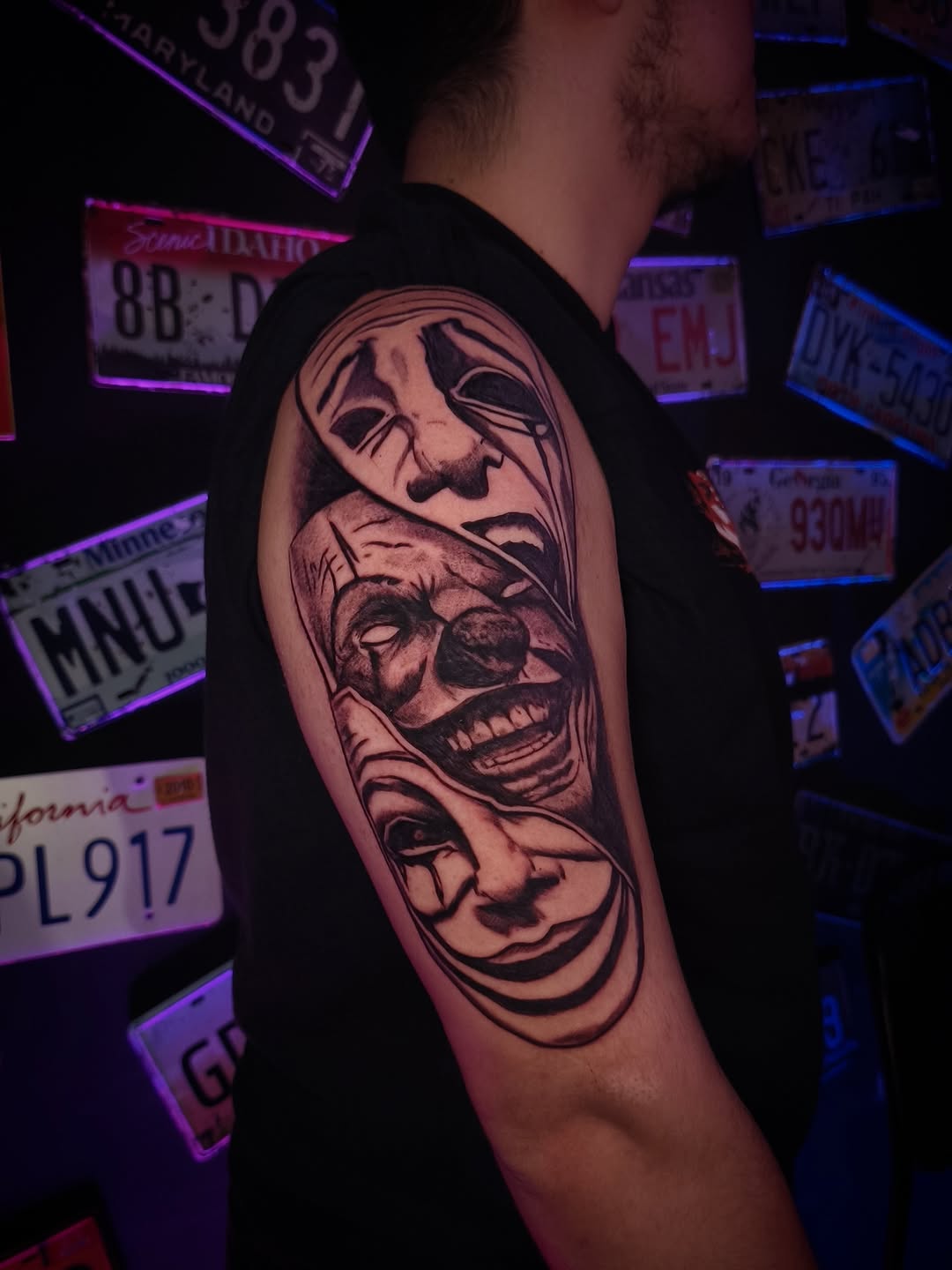 Tatuaż: klown · maski. Wykonał Kiziorsky Tattoo - Tatuaż i Piercing - Kraków (Kraków). Otwórz zdjęcie w profilu.