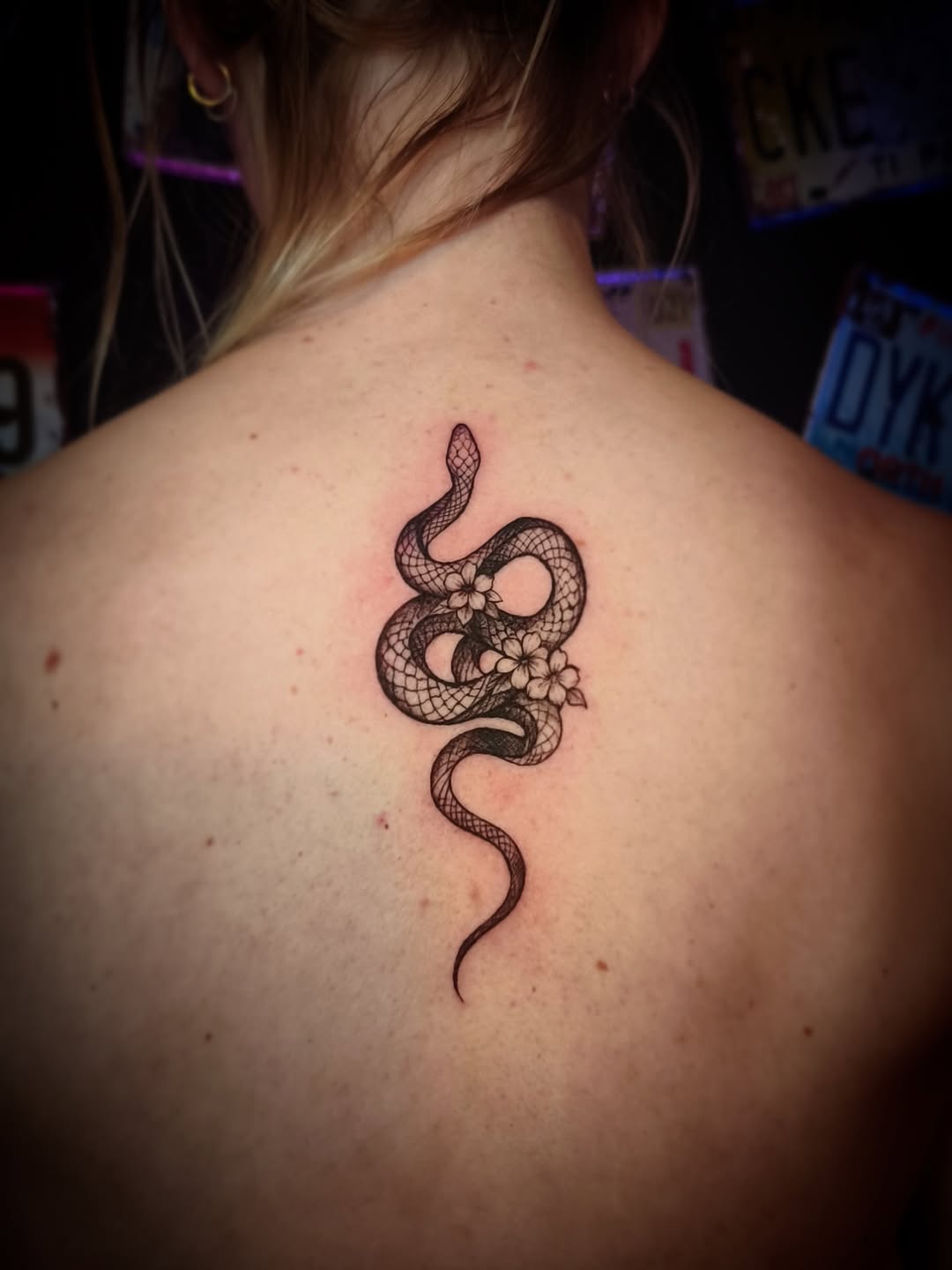 Tatuaż: wąż · kwiat. Wykonał Kiziorsky Tattoo - Tatuaż i Piercing - Kraków (Kraków). Otwórz zdjęcie w profilu.