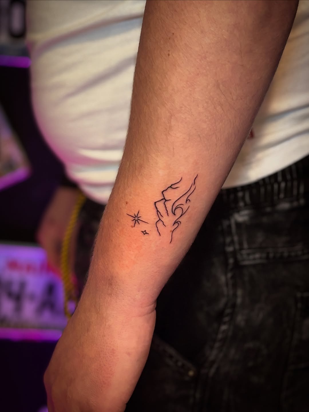 Tatuaż: płomień · gwiazda. Wykonał Kiziorsky Tattoo - Tatuaż i Piercing - Kraków (Kraków). Otwórz zdjęcie w profilu.