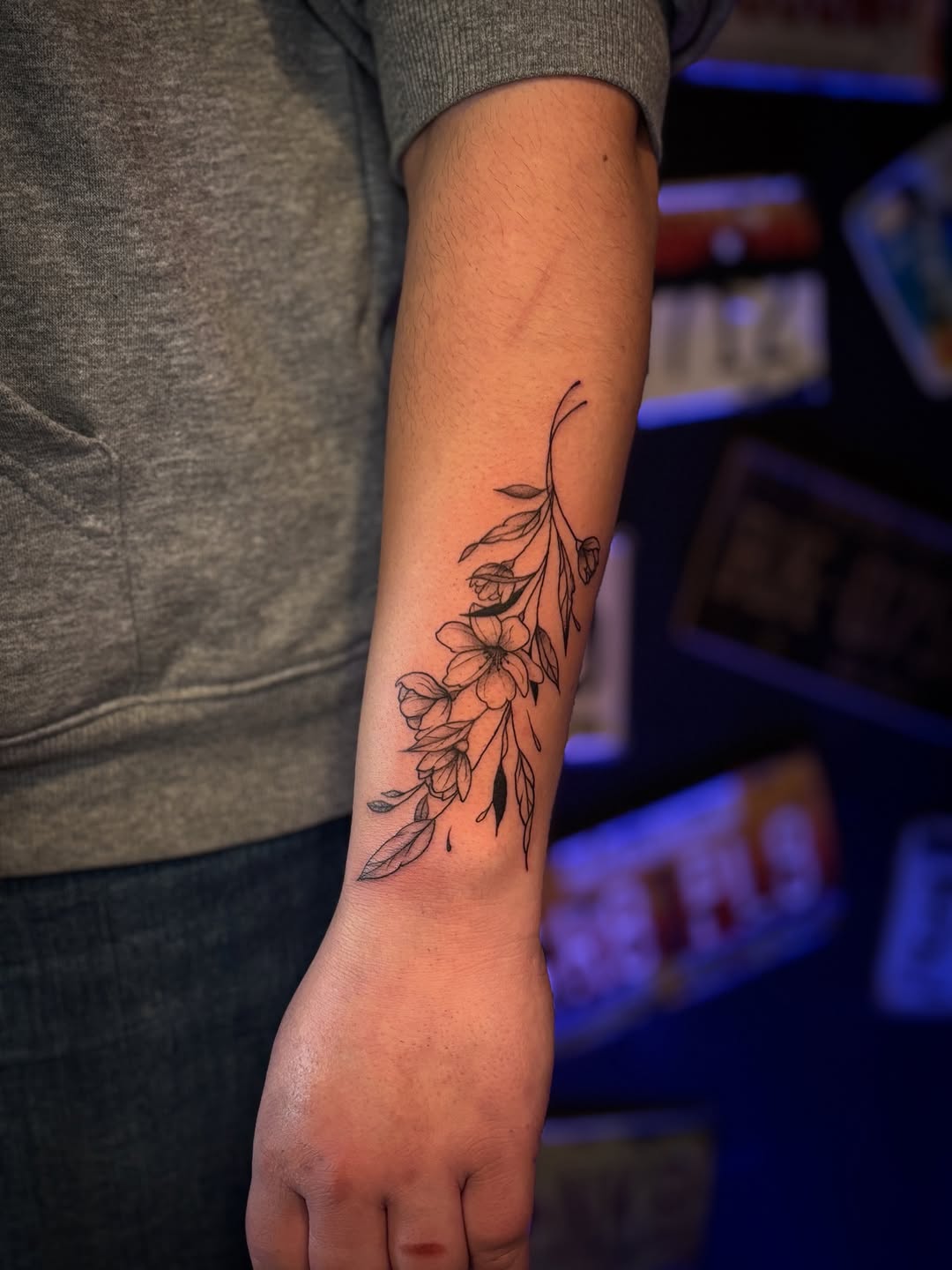 Tatuaż: kwiat · gałąź. Wykonał Kiziorsky Tattoo - Tatuaż i Piercing - Kraków (Kraków). Otwórz zdjęcie w profilu.