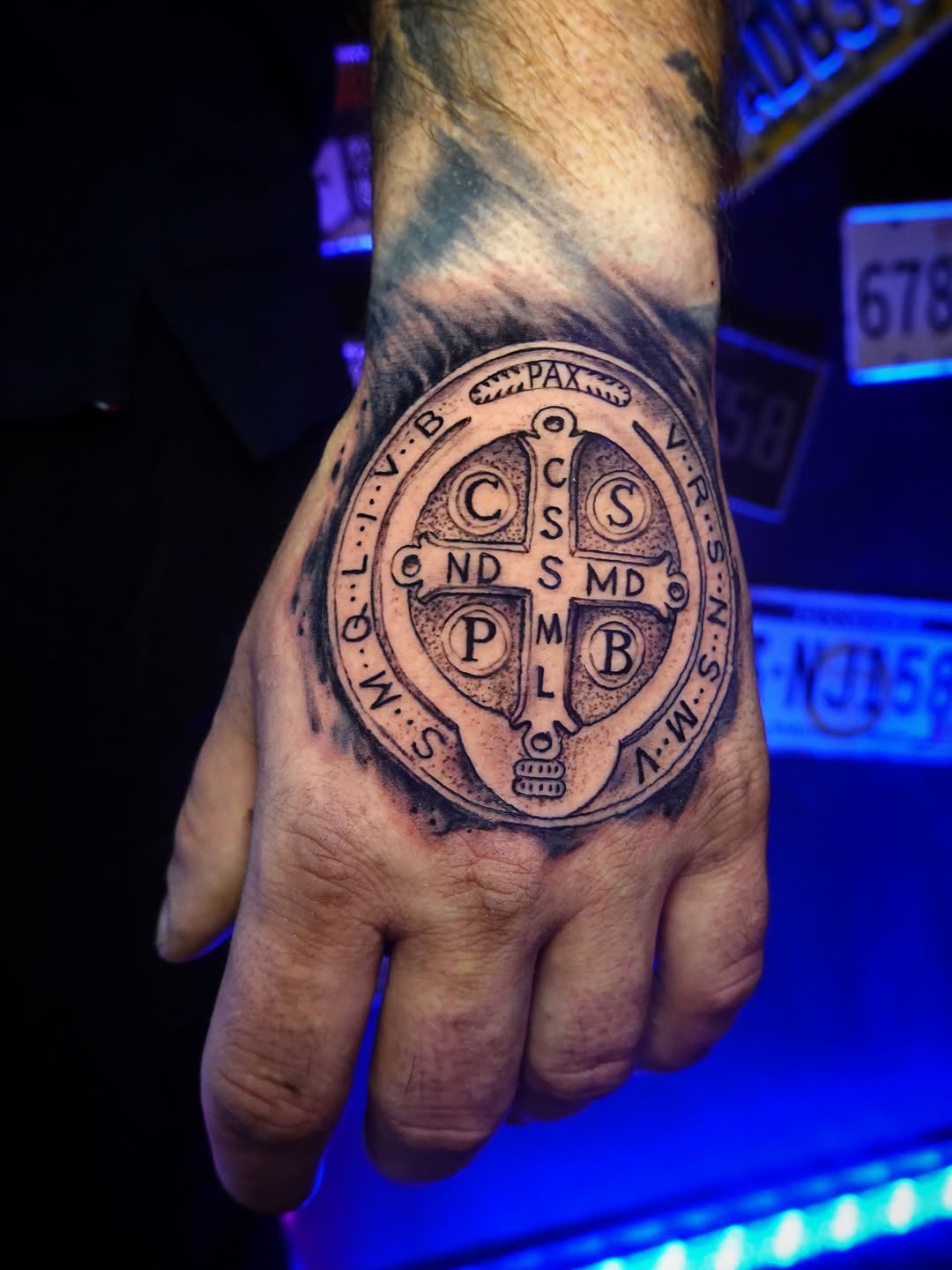 Tatuaż: krzyż · symbol. Wykonał Kiziorsky Tattoo - Tatuaż i Piercing - Kraków (Kraków). Otwórz zdjęcie w profilu.