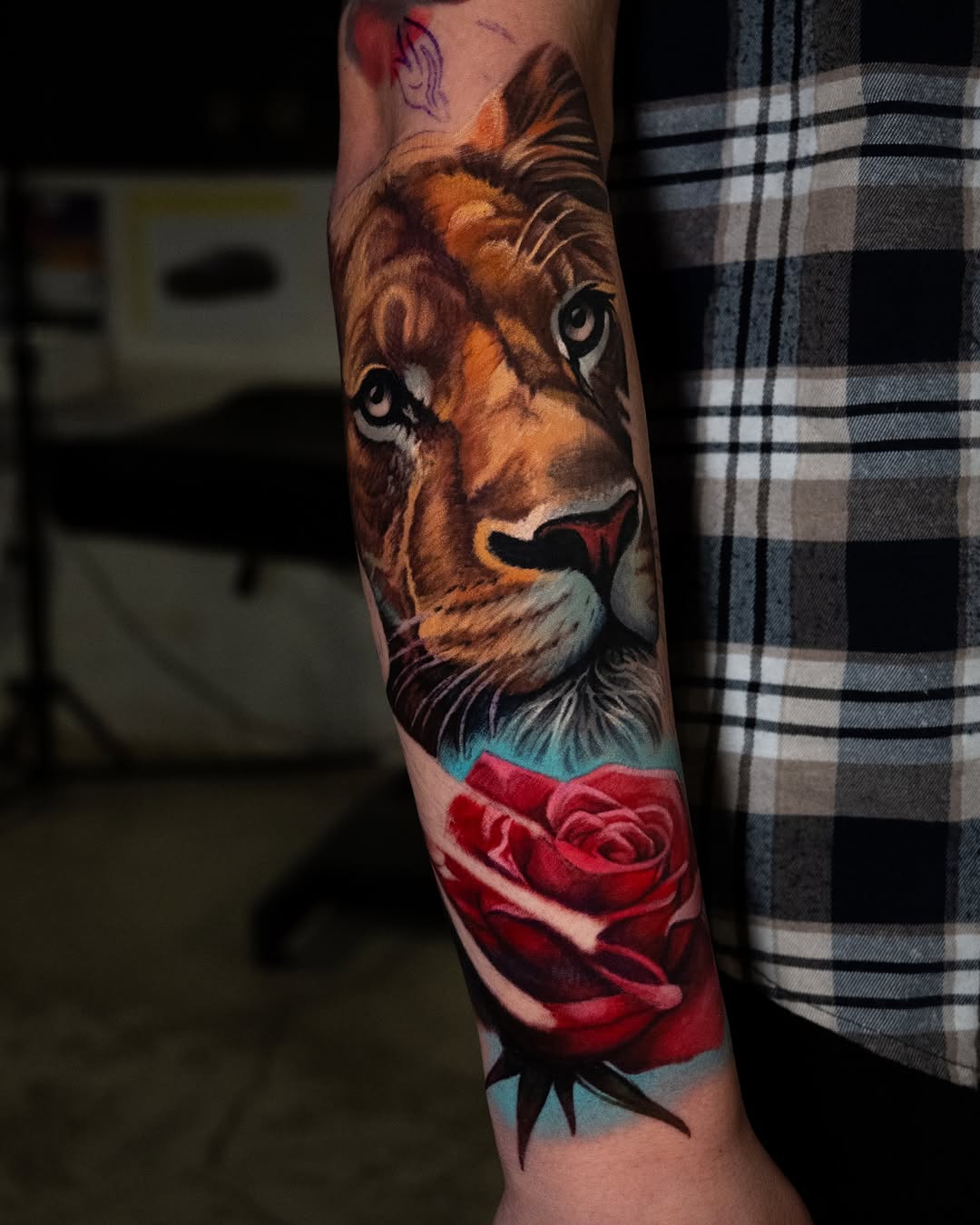 Tatuaż: lew · róża. Wykonał Andrew.tattss (Polska). Otwórz zdjęcie w profilu.