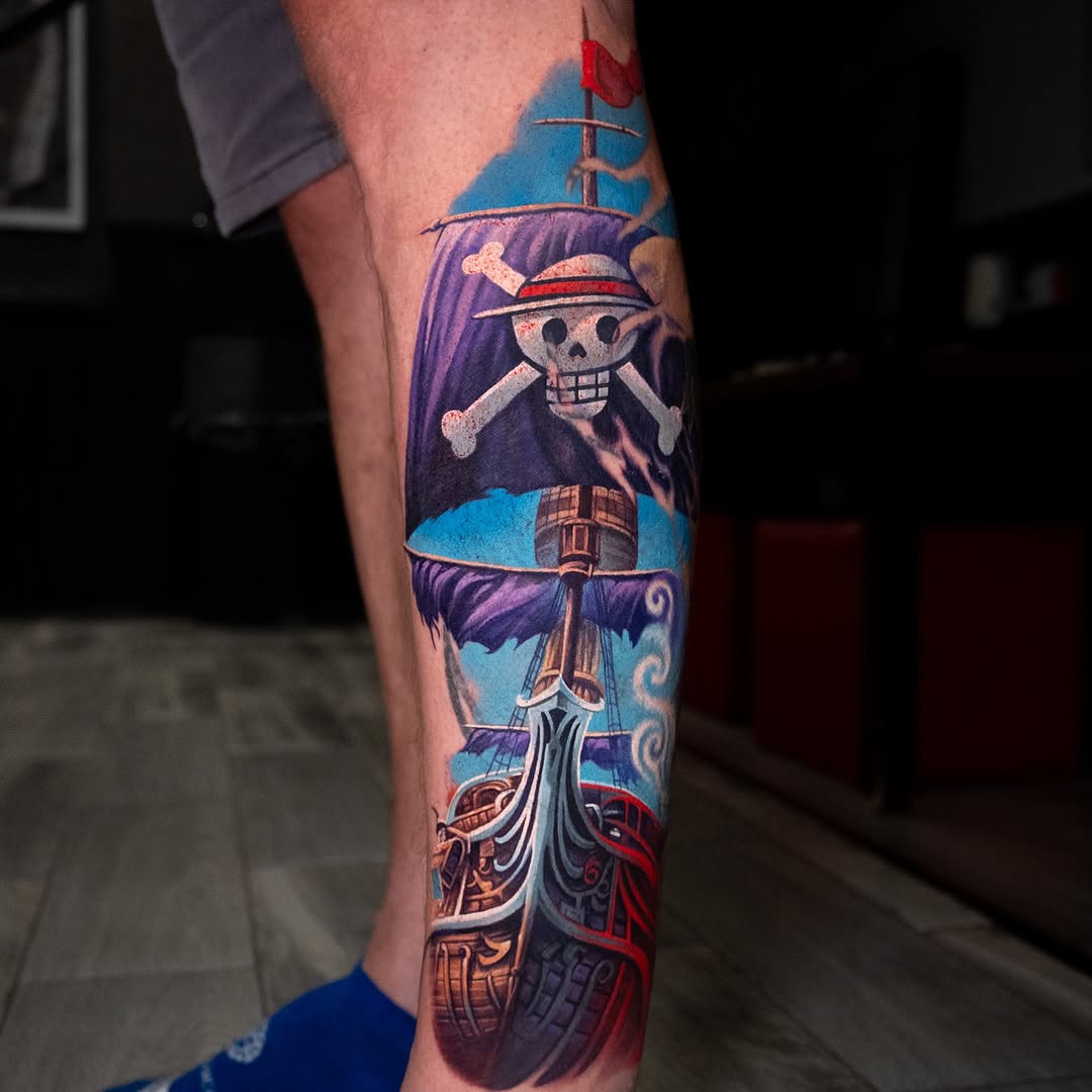 Tatuaż łódź piracka i czaszka na łydce — styl ilustracyjny, Andrew.tattss, Polska