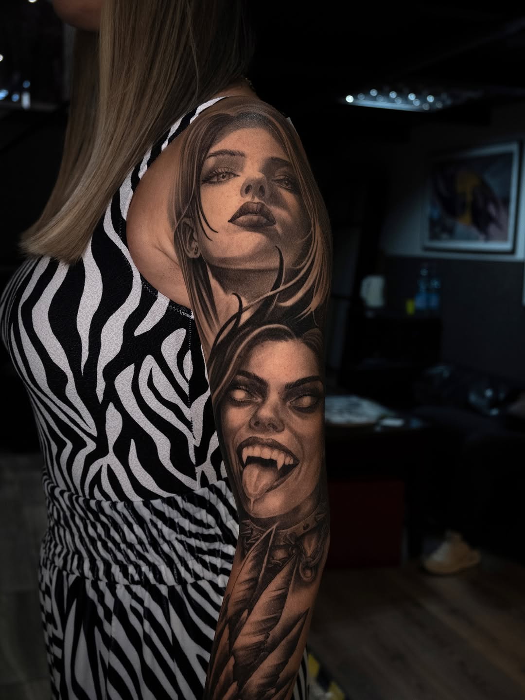 Tatuaż portretu kobiety na ramieniu — realistyczny, Andrew.tattss, Polska
