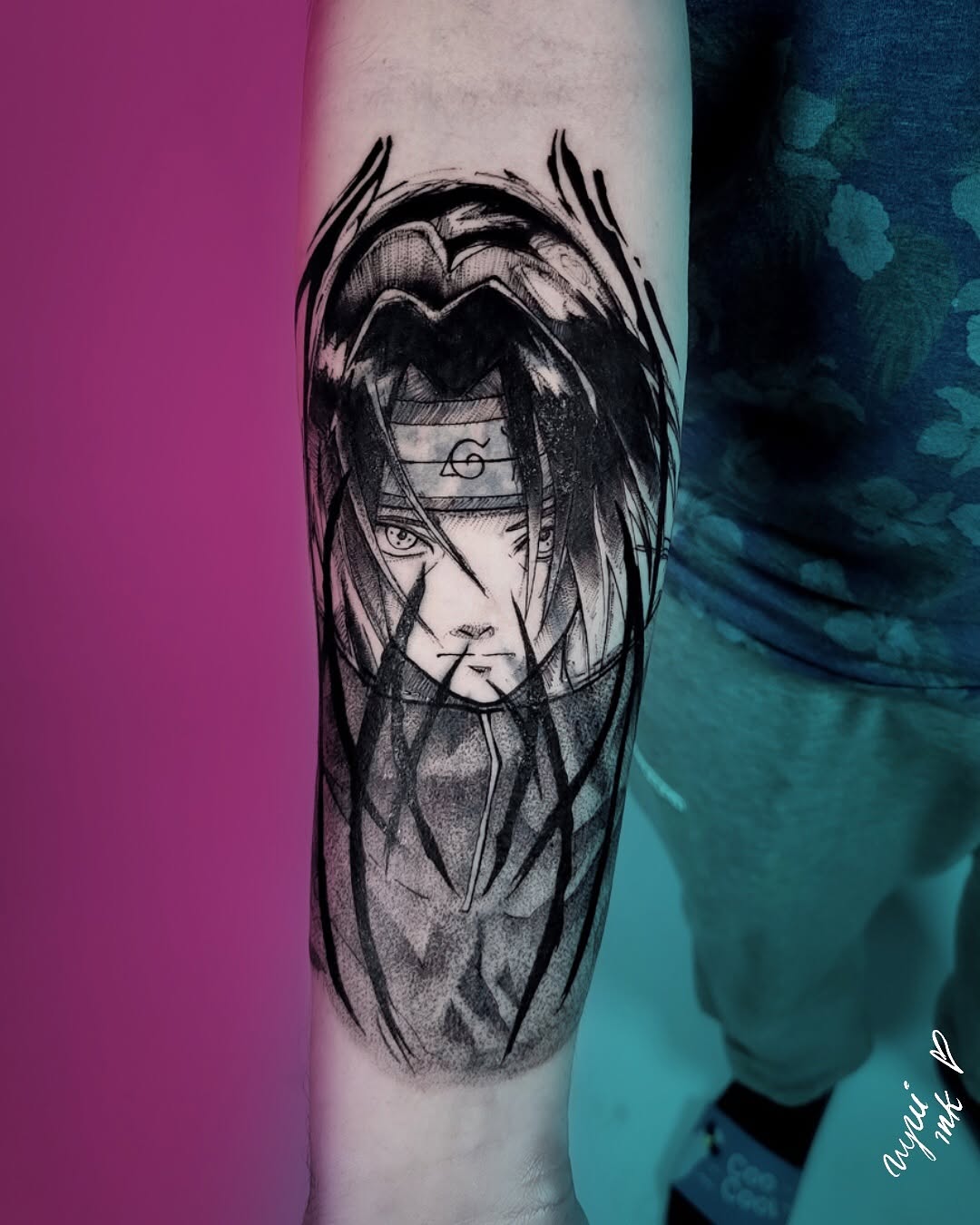 Tatuaż postaci z anime na przedramieniu — styl anime, artysta Nina, Kraków