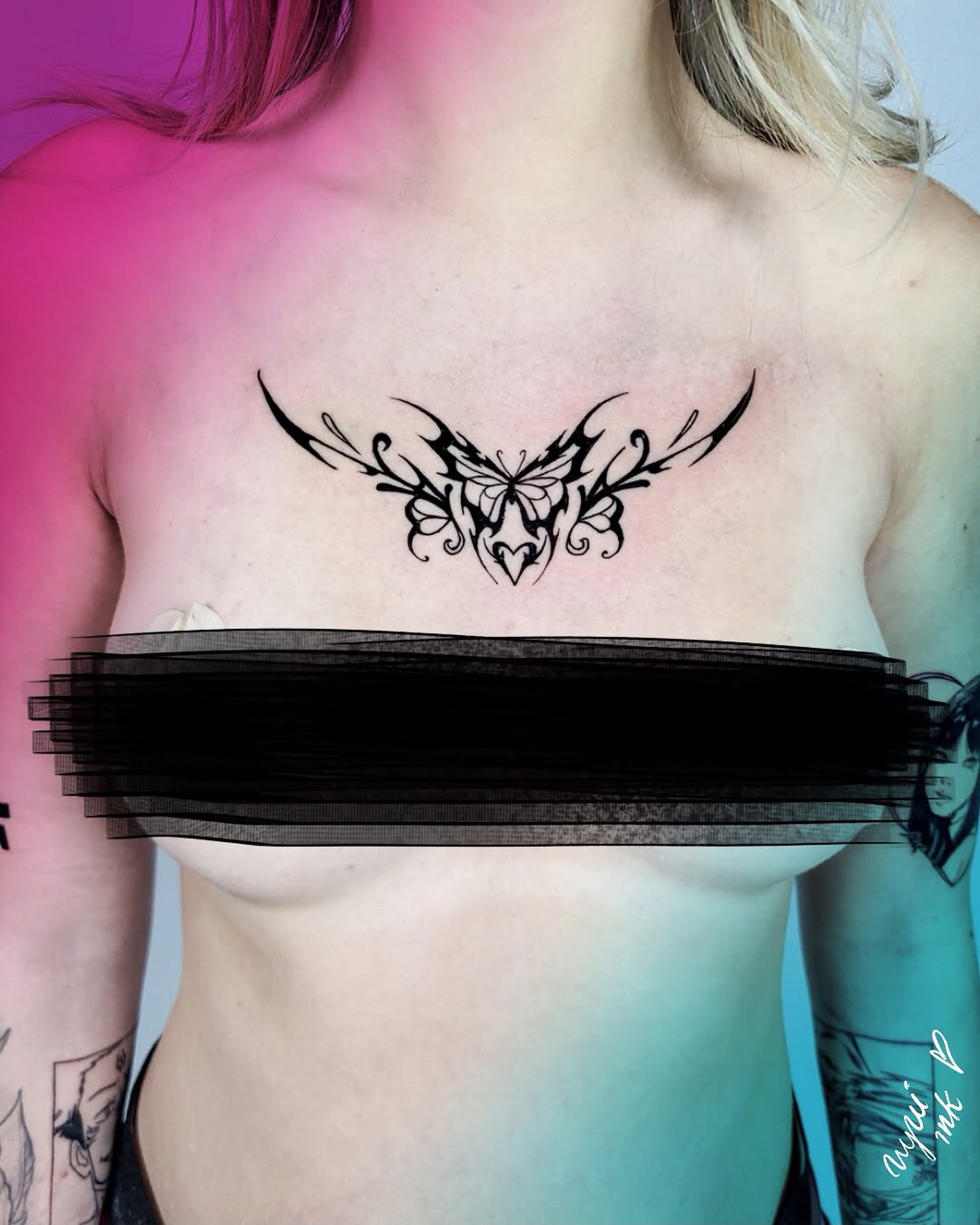 Tatuaż motyla na klatce piersiowej — Blackwork, Nina, Kraków