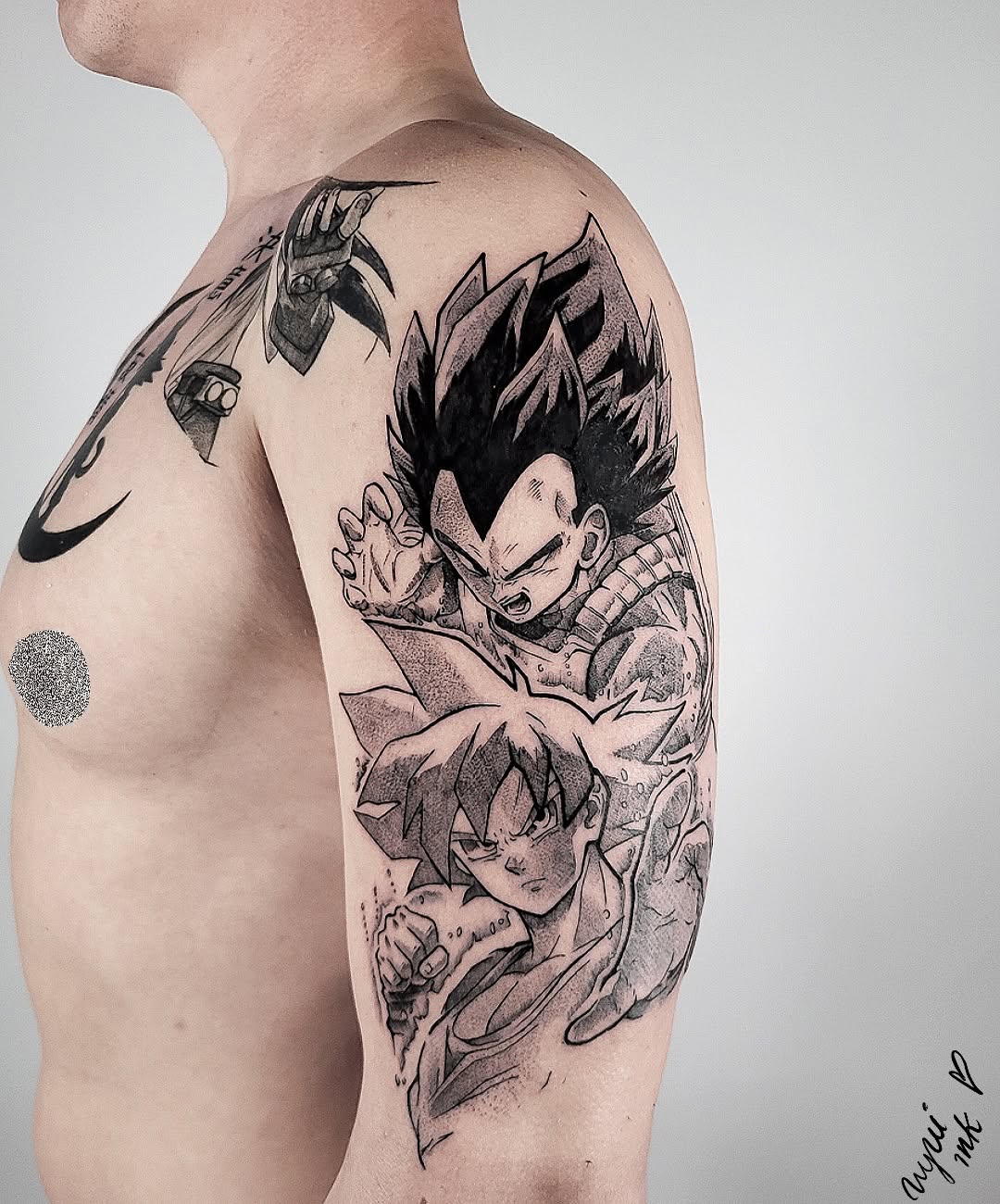 Tatuaż: postać z anime · mężczyzna. Wykonał Nina (Kraków). Otwórz zdjęcie w profilu.
