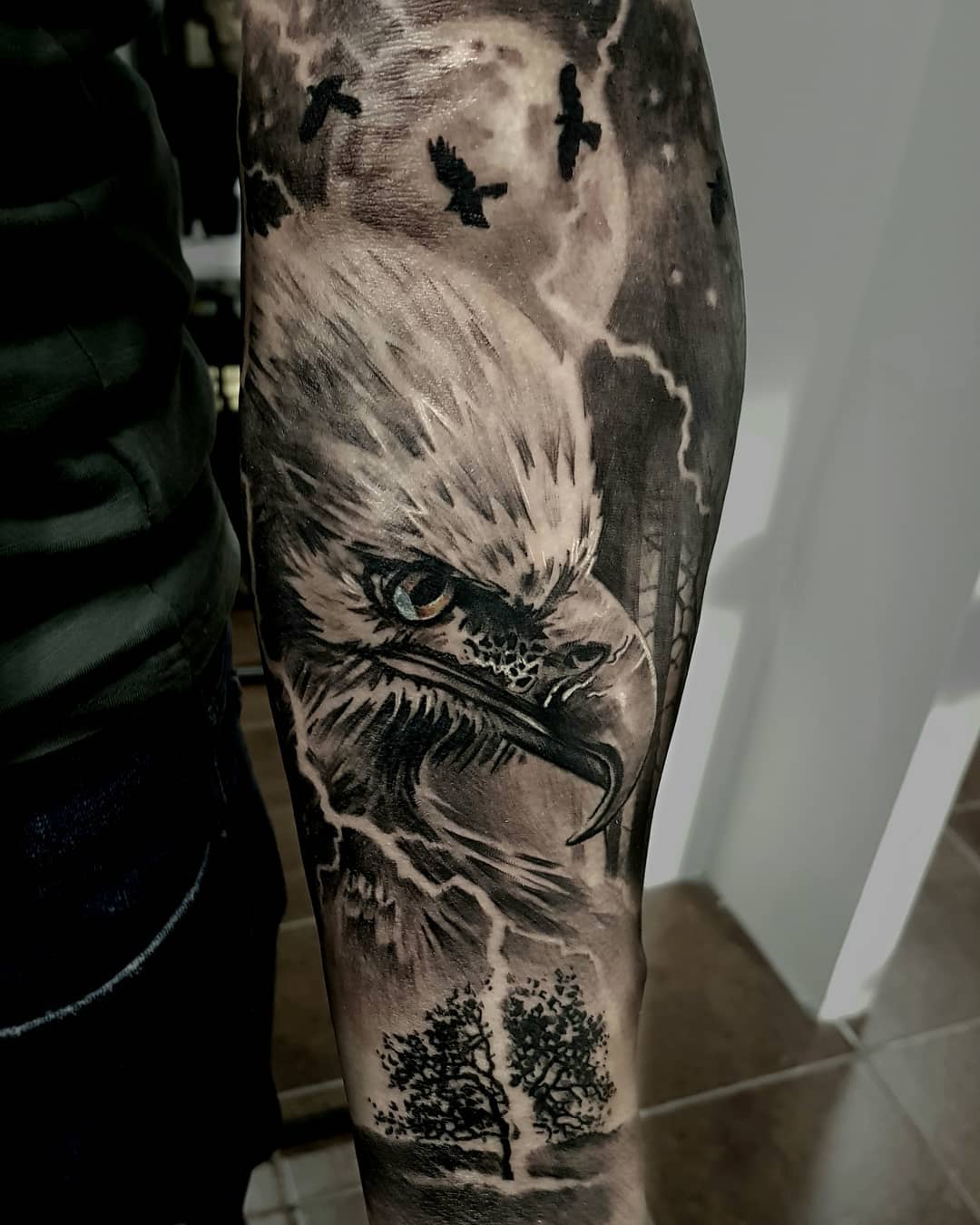 Tatuaż: orzeł · drzewo. Wykonał Paweł (Kraków). Otwórz zdjęcie w profilu.