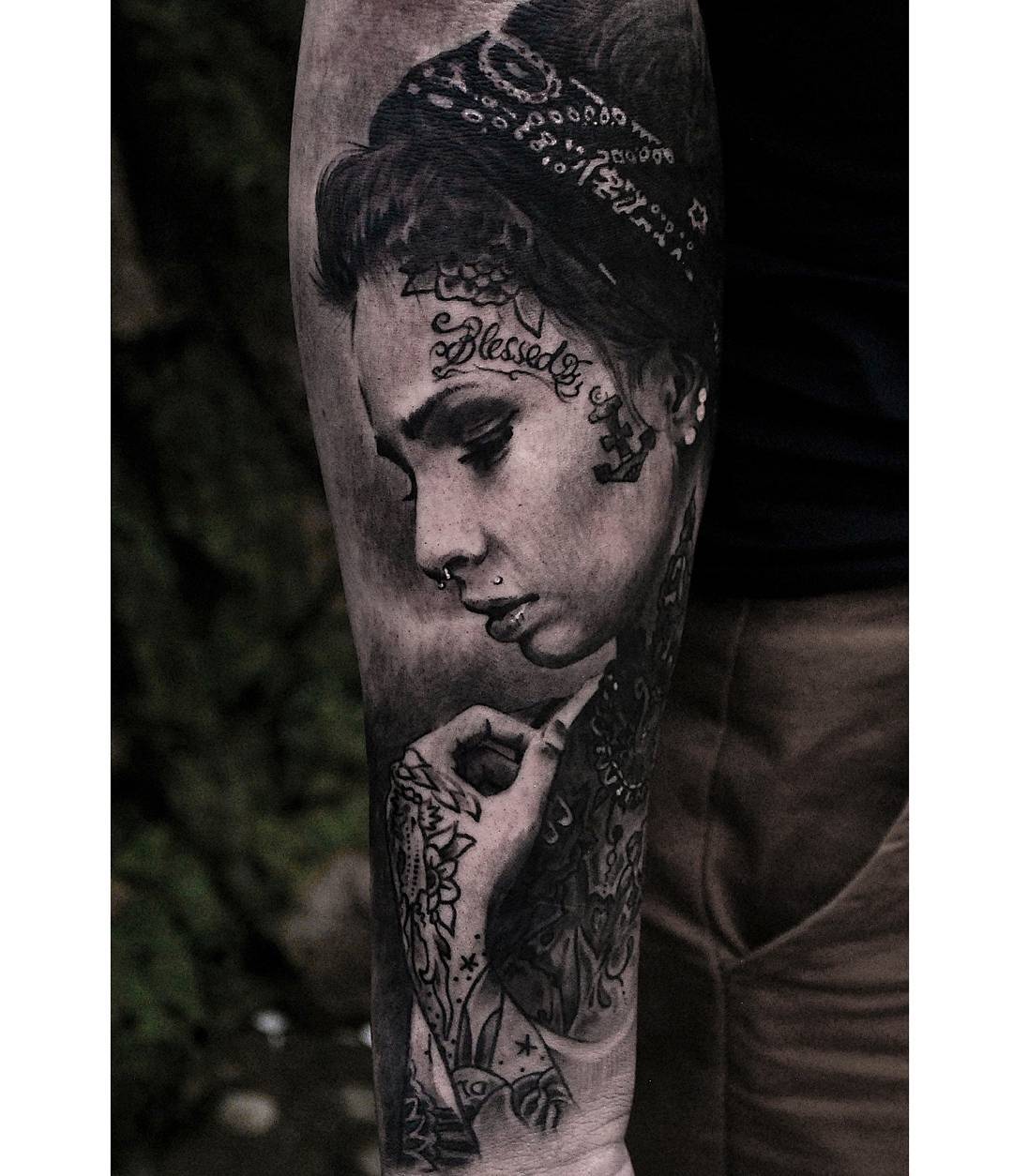 Tatuaż: portret · kobieta. Wykonał Paweł (Kraków). Otwórz zdjęcie w profilu.